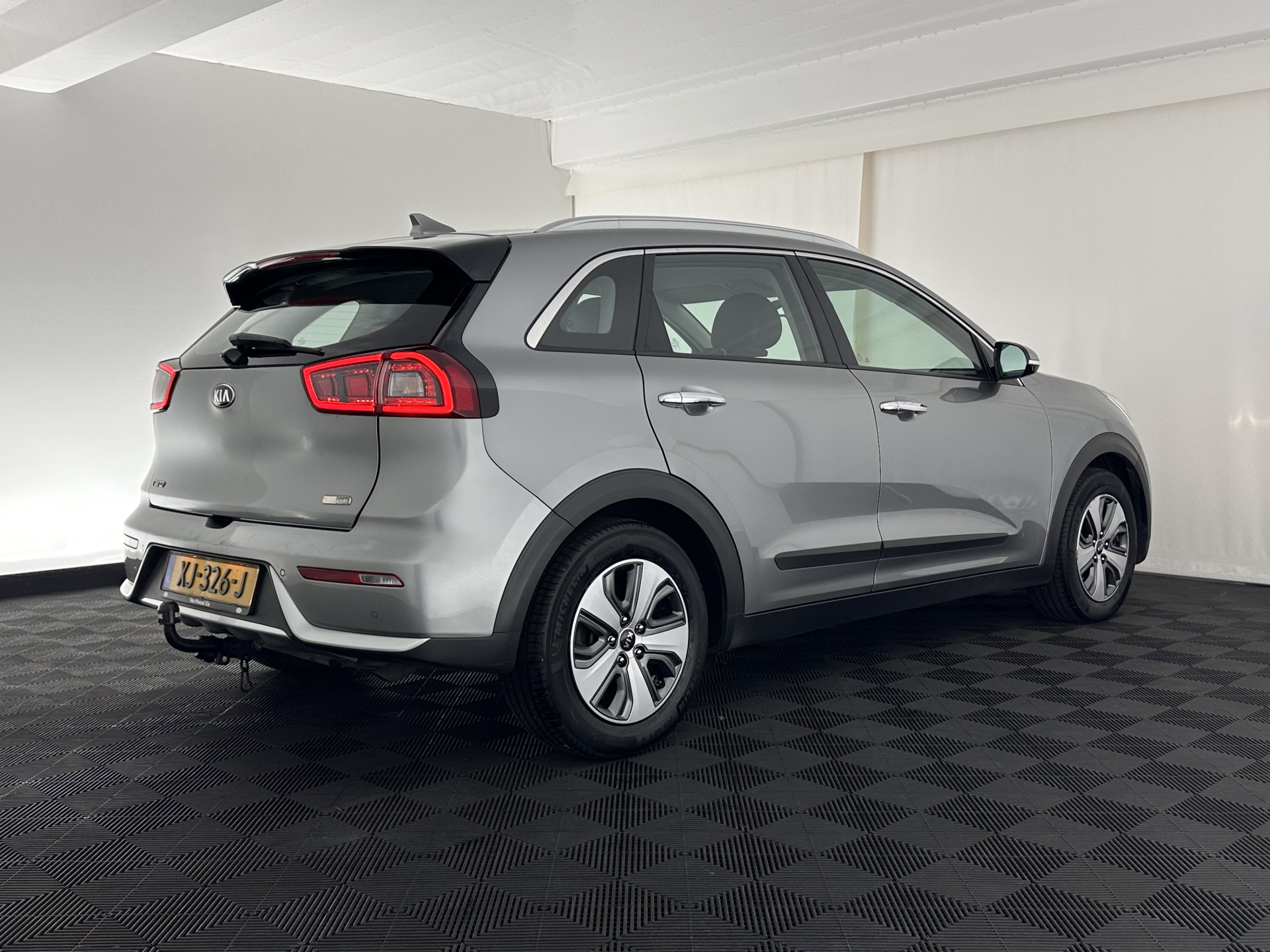 Kia Niro 1.6 GDi Hybrid ExecutiveLine (INCL.BTW) Aut. *LEATHER-FABRIC | NAVI-FULLMAP | KEYLESS | CAMERA | COMFORT-SEATS | DIGI-COCKPIT | LANE-ASSIST | ECC | CARPLAY | PDC | TOWBAR | 16''ALU*