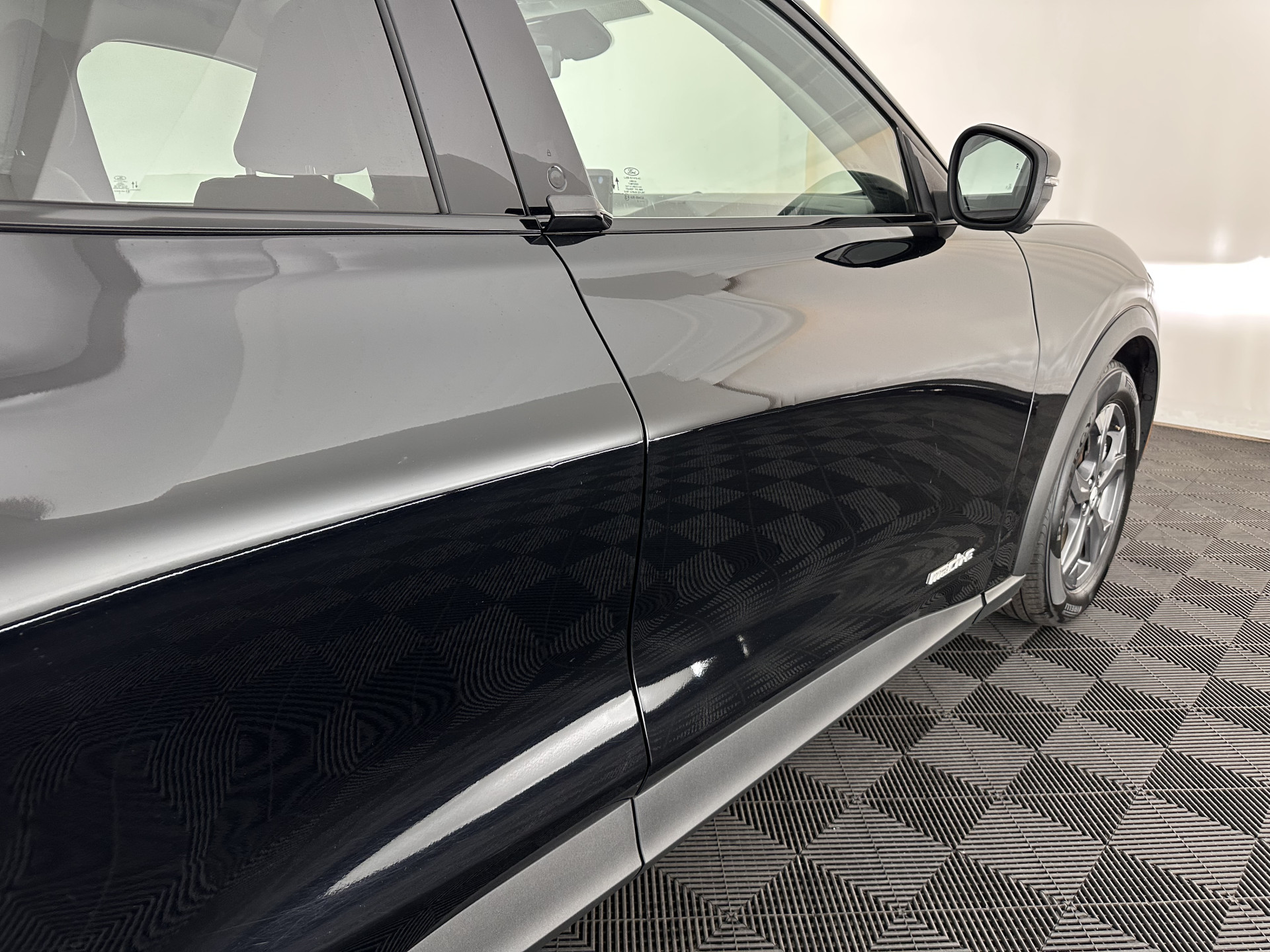 Ford Mustang Mach-E RWD 75 kWh [ 3-Fase-11kW ] {SOH-84%} (INCL-BTW) *LEATHER | FULL-LED | DAB | DIGI-COCKPIT | KEYLESS | NAVI-FULLMAP | CARPLAY | HEATED-COMFORTSEATS | TOPVIEW | ADAPTIVE-CRUISE | PRIVACY-GLASS | 18'' ALU*