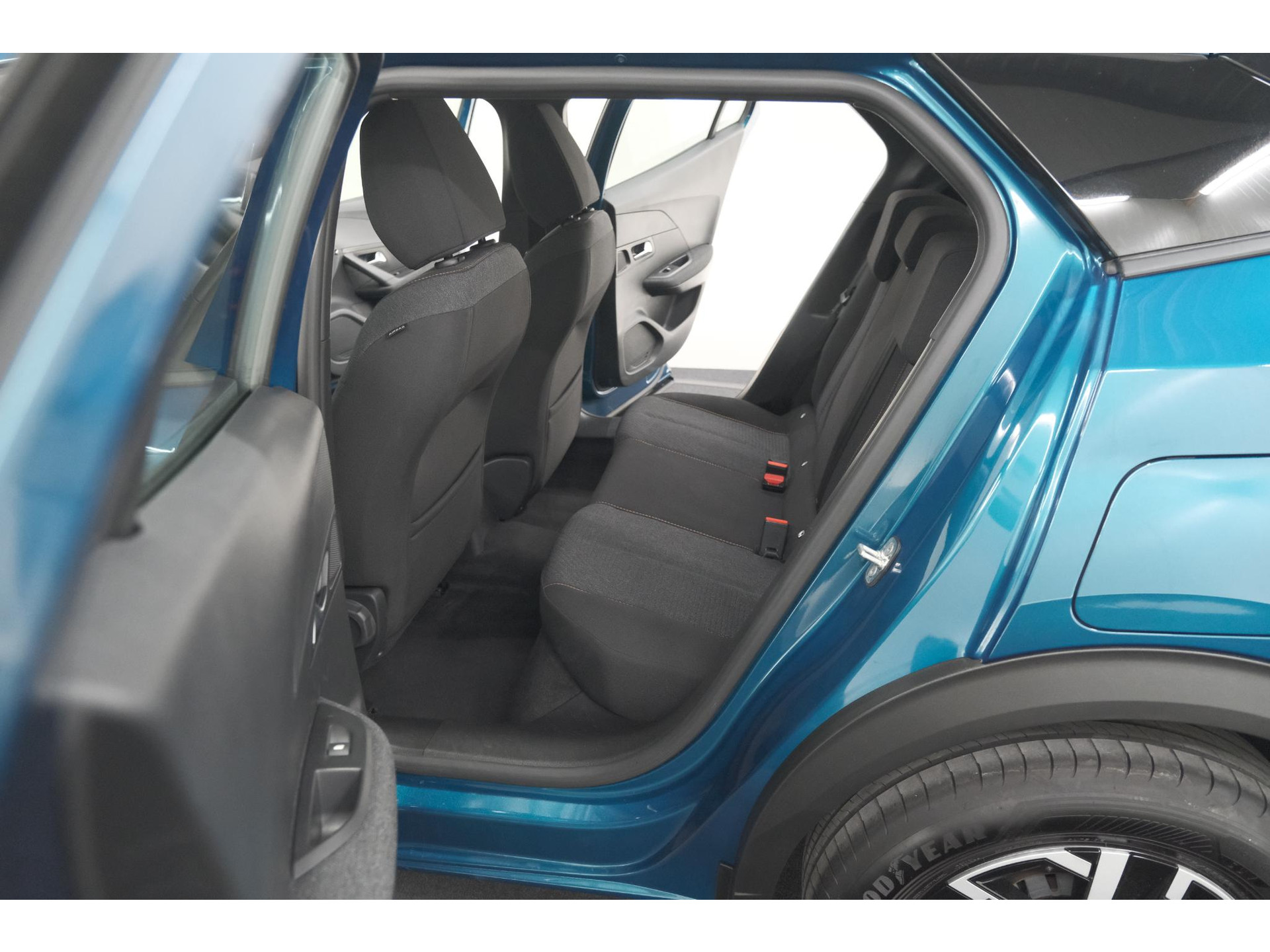 Peugeot 2008 Hybrid 136 e-DCS6 Style | Apple Carplay | Parkeersensoren | Climate control