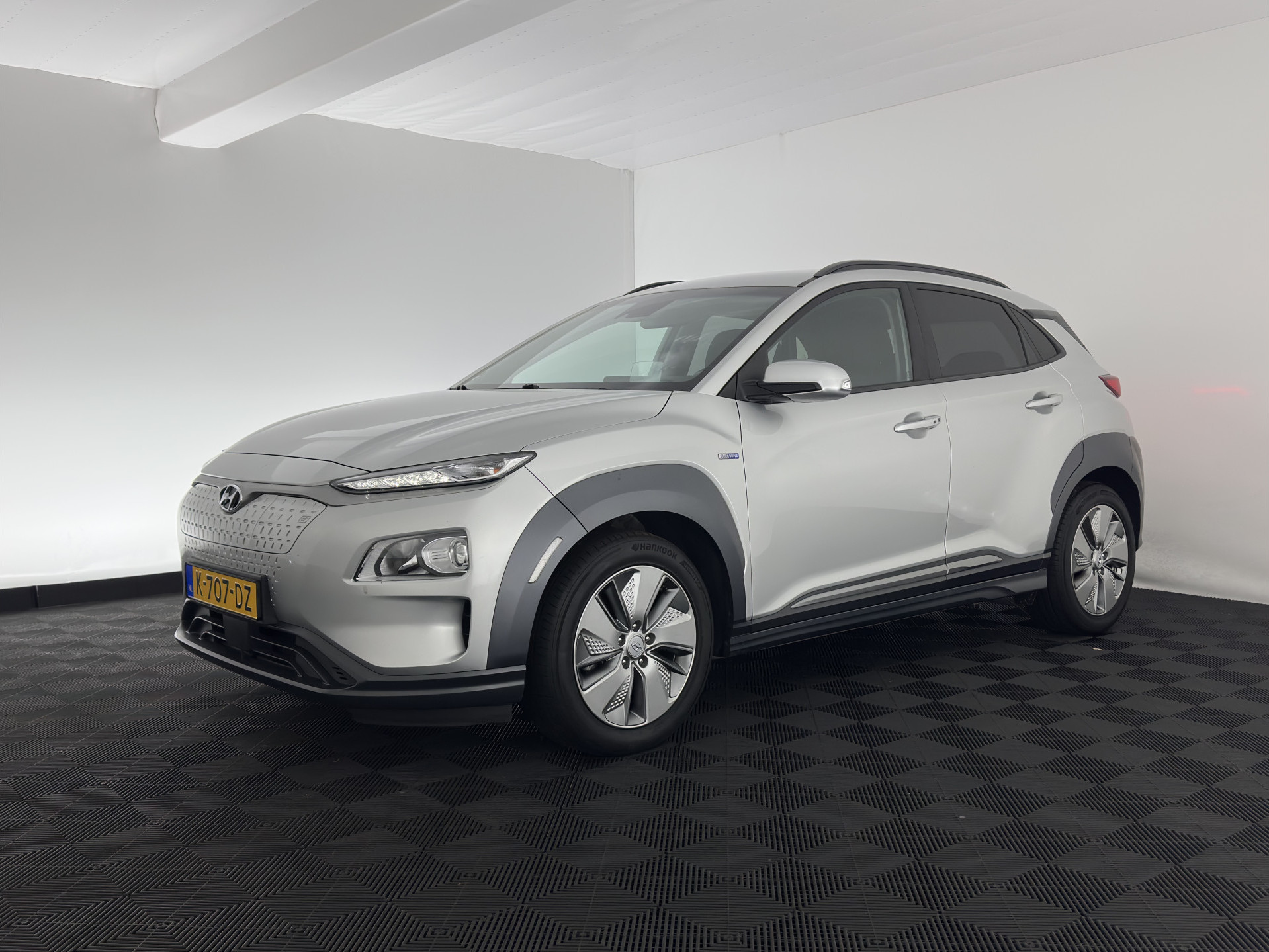 Hyundai Kona EV Fashion 64 kWh (3-Fase) {SOH-100%} (INCL-BTW)  Aut * HEATPUMP | NAVI-FULLMAP | LEATHER-FABRIC | KEYLESS | CAMERA | DAB | ECC | PDC | ADAPTIVE-CRUISE | LANE-ASSIST | HEATED SEATS | PRIVACY-GLASS | HEAD-UP | SHIFT-PADDLES | 17"A