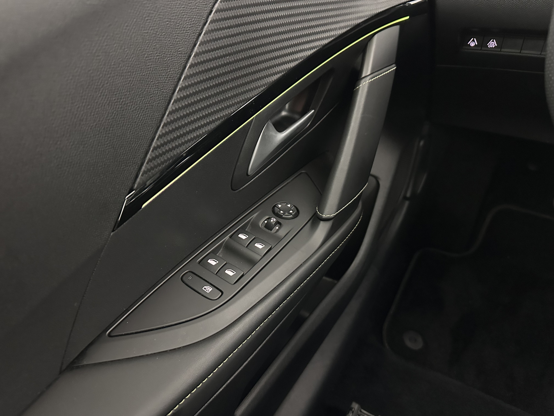 Peugeot e-208 EV GT 350 50 kWh [ 3-Fase ] {SOH-88%} (INCL-BTW) *HEATPUMP | LEATHER-ALCANTARA | FULL-LED | DIGI-COCKPIT | BLINDSPOT | CAMERA | AMBIENT-LIGHT | NAVI-FULLMAP | LANE-ASSIST | KEYLESS | DAB | PRIVACY-GLASS | HEATED-SPORTSEATS | ...