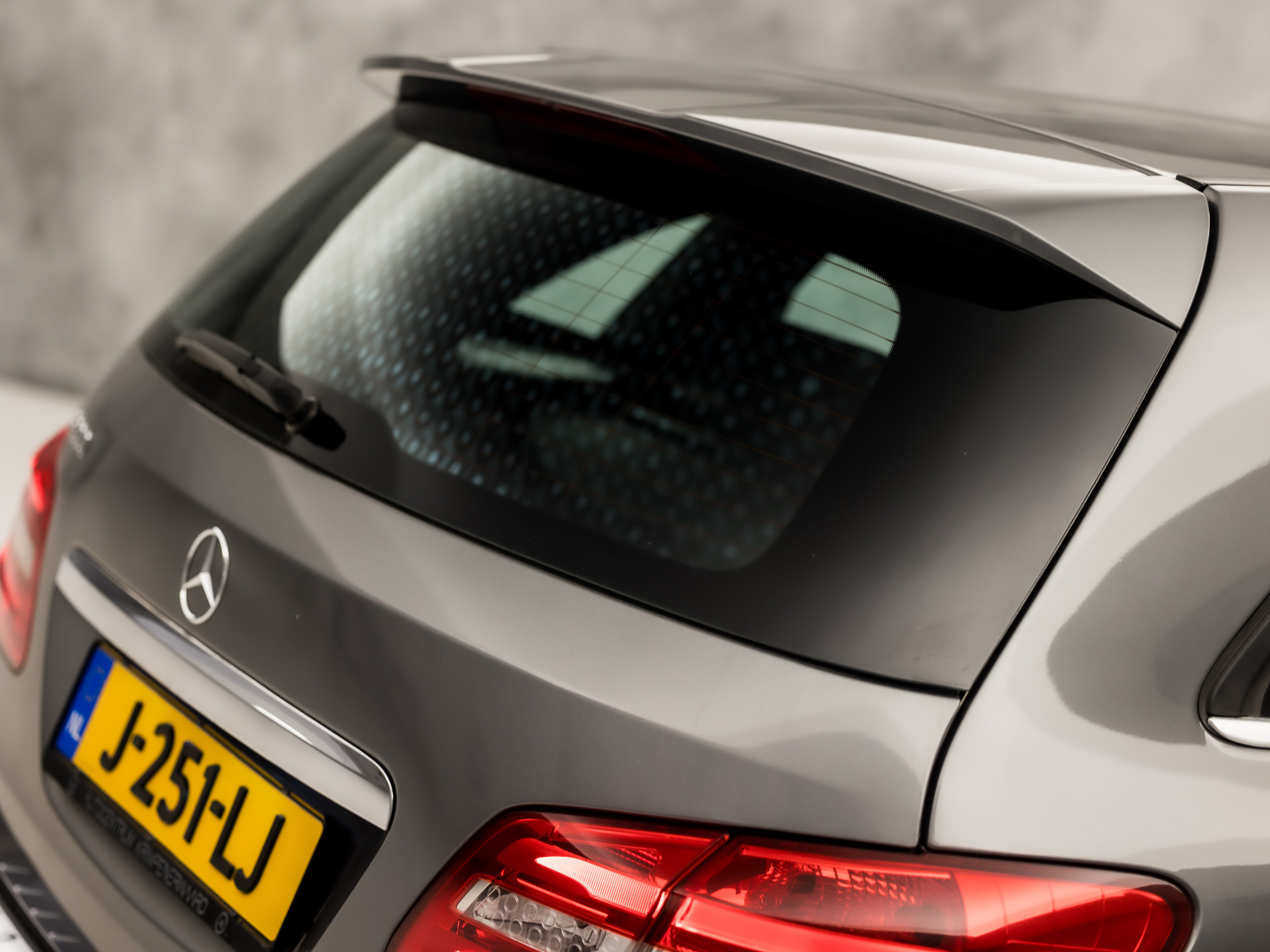 Mercedes-Benz B-Klasse 200 AMG Sport 157Pk (GROOT NAVI, CLIMATE, CAMERA, HARMAN/KARDON, STOELVERWARMING, LEDEREN SPORTSTOELEN, HARMAN/KARDON, XENON, ZWART HEMEL, NIEUWSTAAT)