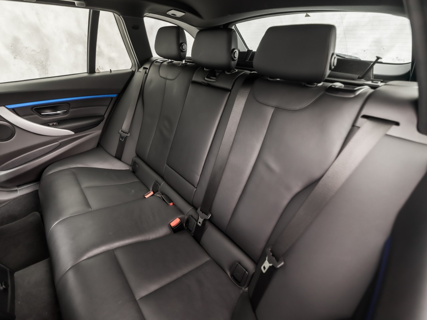 BMW 3 Serie 320i M Sport High Executive 184Pk Automaat (GROOT NAVI, DEALER ONDERHOUDEN, CLIMATE, LEDER, STOELVERWARMING, SPORTSTOELEN, PARKEERSENSOREN, GETINT GLAS, NIEUWSTAAT)