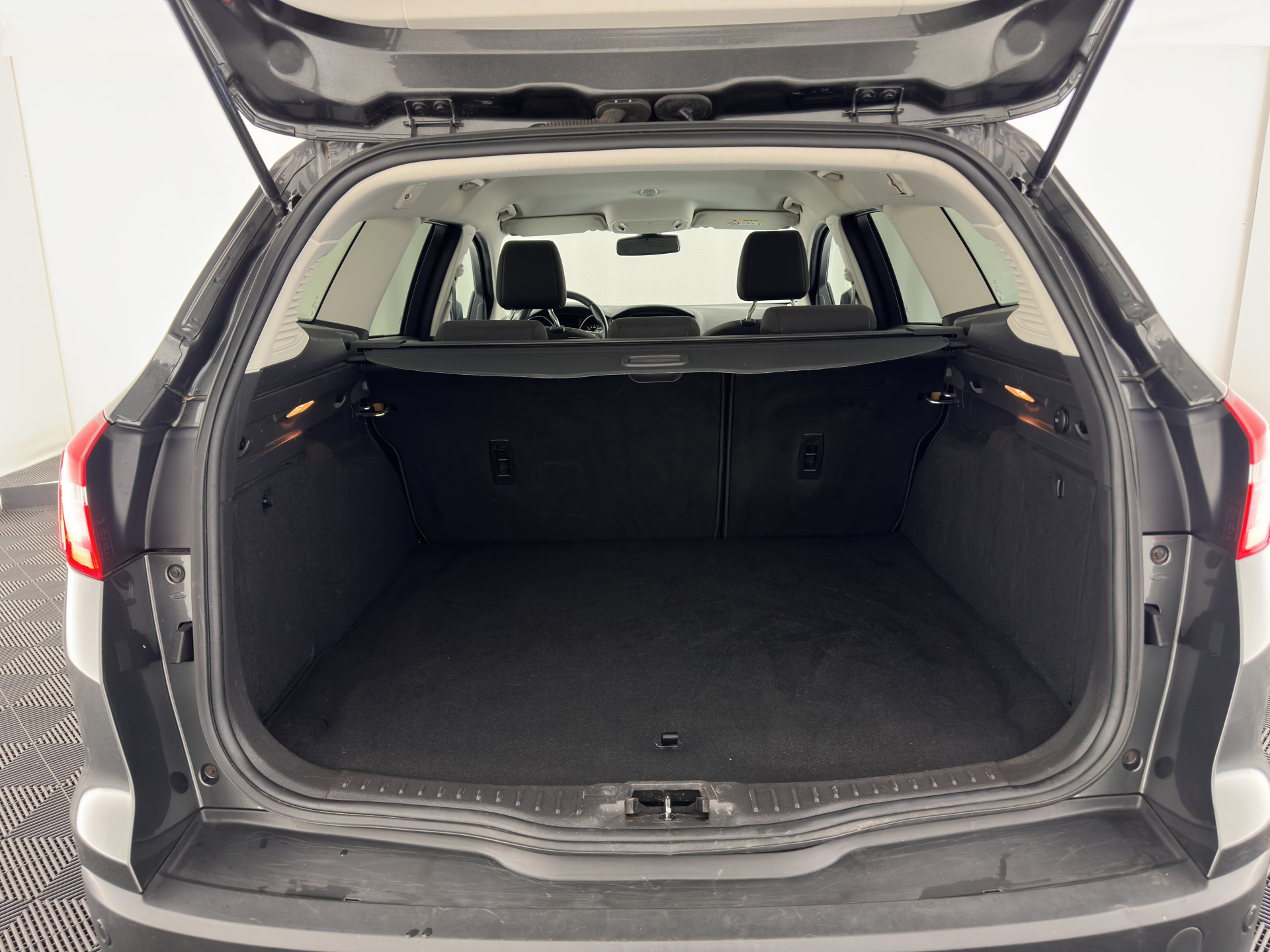 Ford Focus Wagon 1.5 TDCI Titanium Lease Edition (INCL-BTW) Aut. *NAVI-FULLMAP | HEATED-COMFORTSEATS | KEYLESS | PRIVACY-GLASS | ECC | SYNC-AUDIO | PDC | CRUISE | 16''ALU*