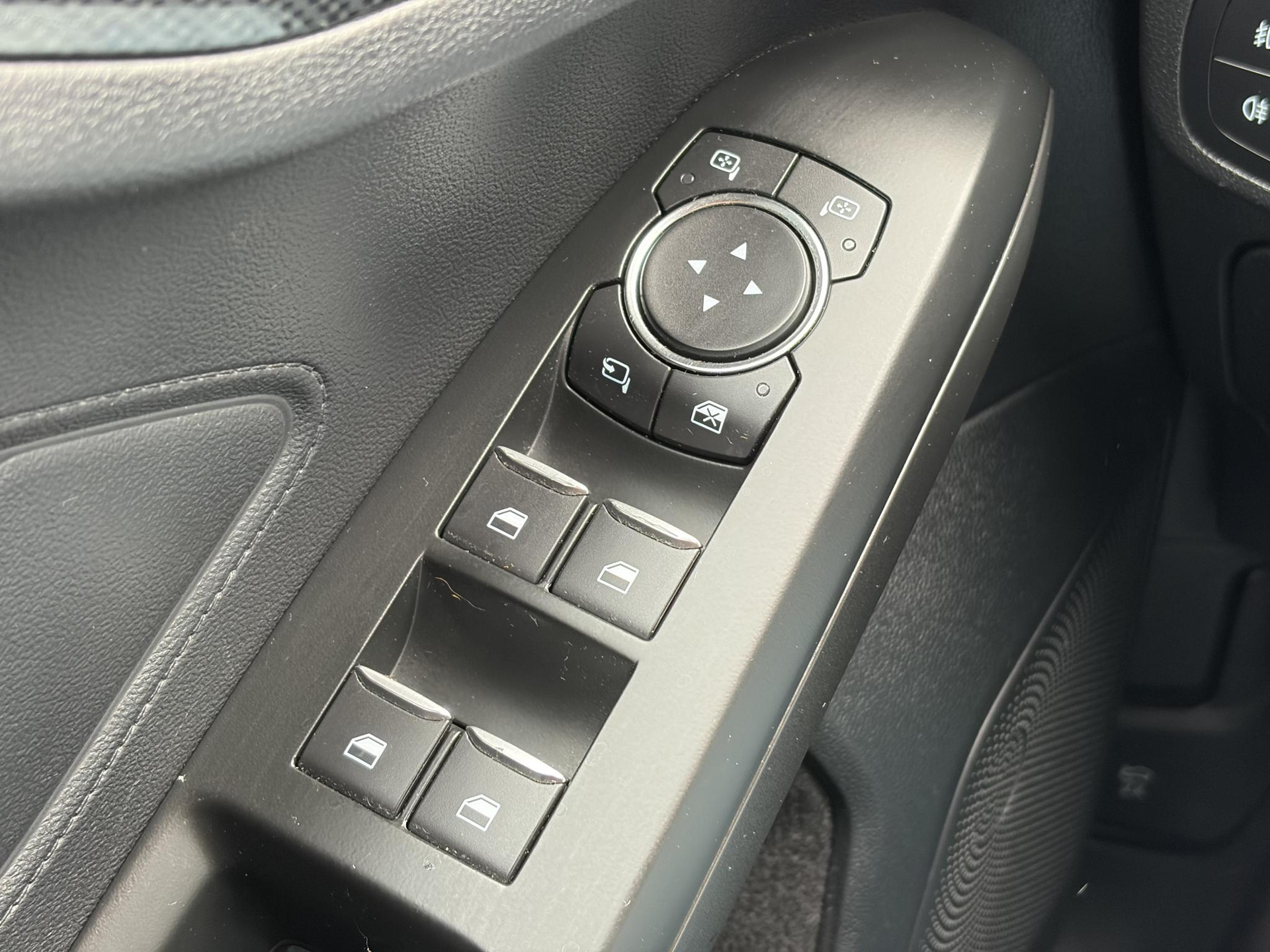 Ford Focus 1.0 EcoBoost ST Line Business 2e Eigenaar l Navi l Clima l Cruise l 125pk l Keyless l Pdc V+A l 18 '' Lmv  l N.A.P l Apk tot 02-2028