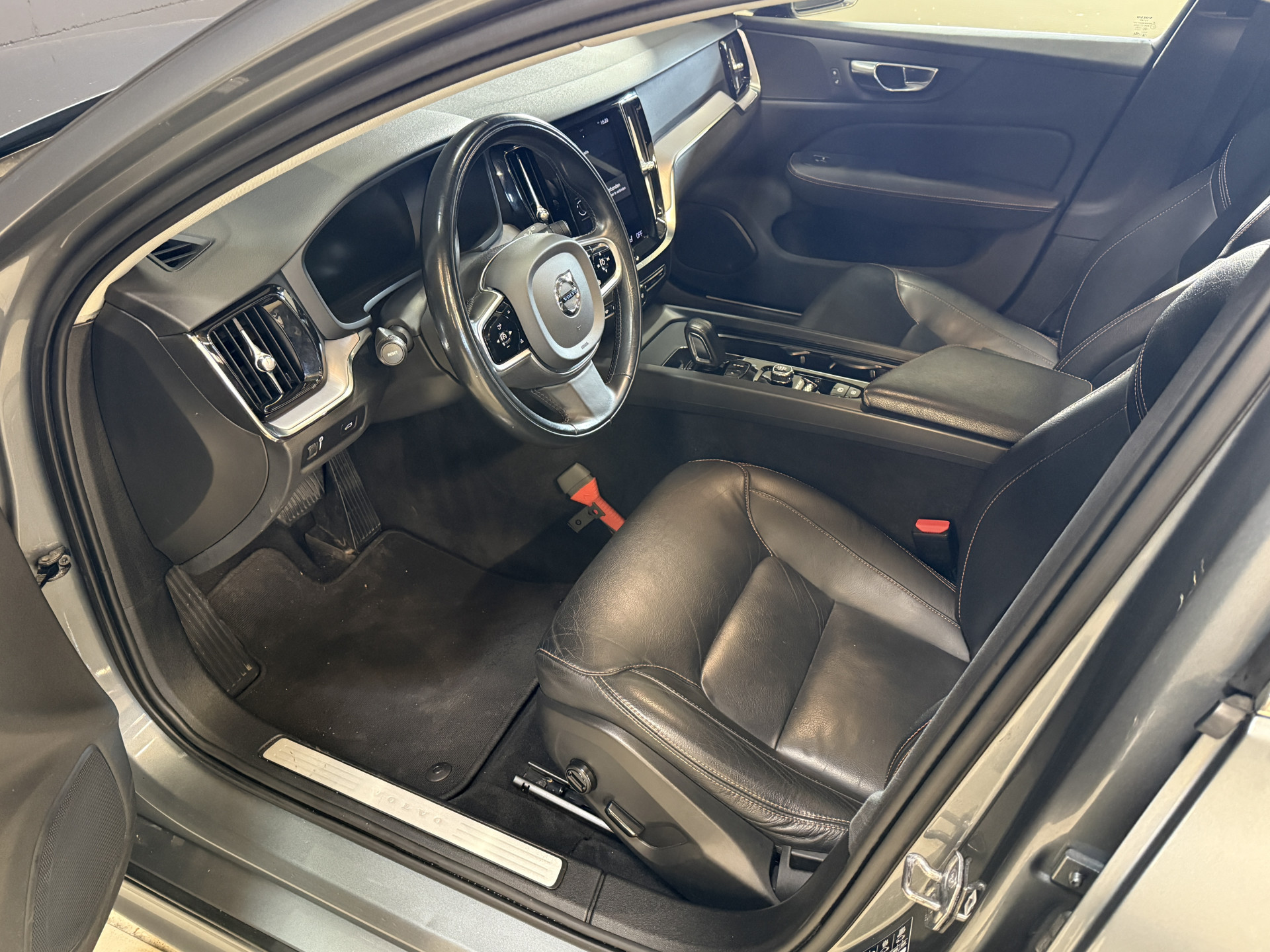 Volvo V60 2.0 B4 Business Pro | R-Design | Stoel/Stuurverwarming | Camera | Navi | Panoramadak