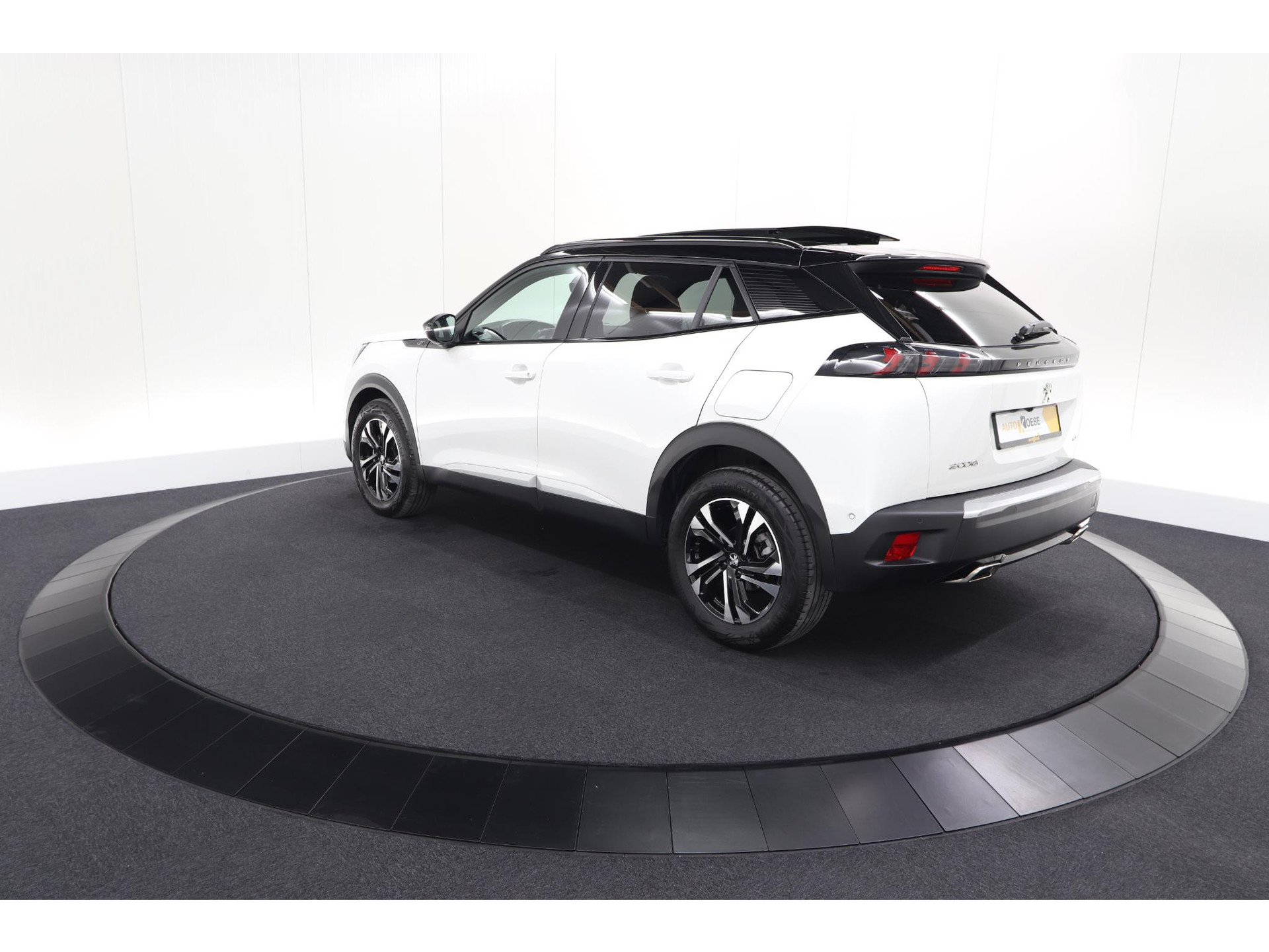 Peugeot 2008 PureTech 130 GT | Elektrisch Panoramadak | Camera | Dodehoekdetectie | Navigatie