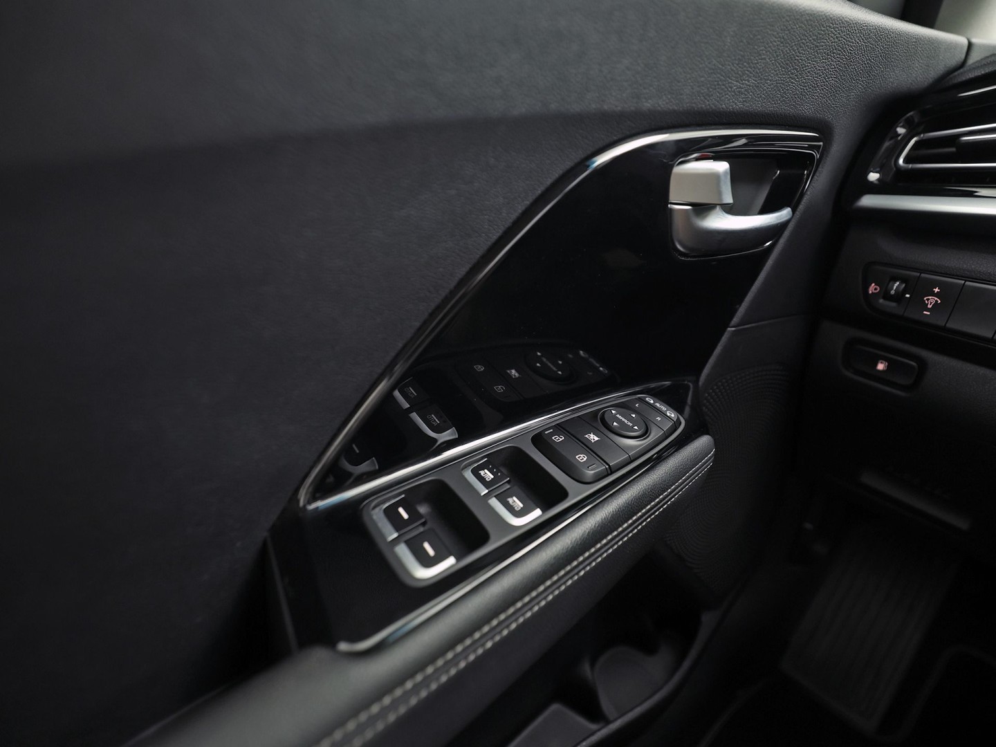 Kia Niro 1.6 GDi Hybrid DynamicLine 141Pk Automaat (APPLE CARPLAY, GROOT NAVI, CAMERA, TREKHAAK, SPORTSTOELEN, ADAPTIVE CRUISE, LANE ASSIST, NIEUWE APK, NIEUWSTAAT)