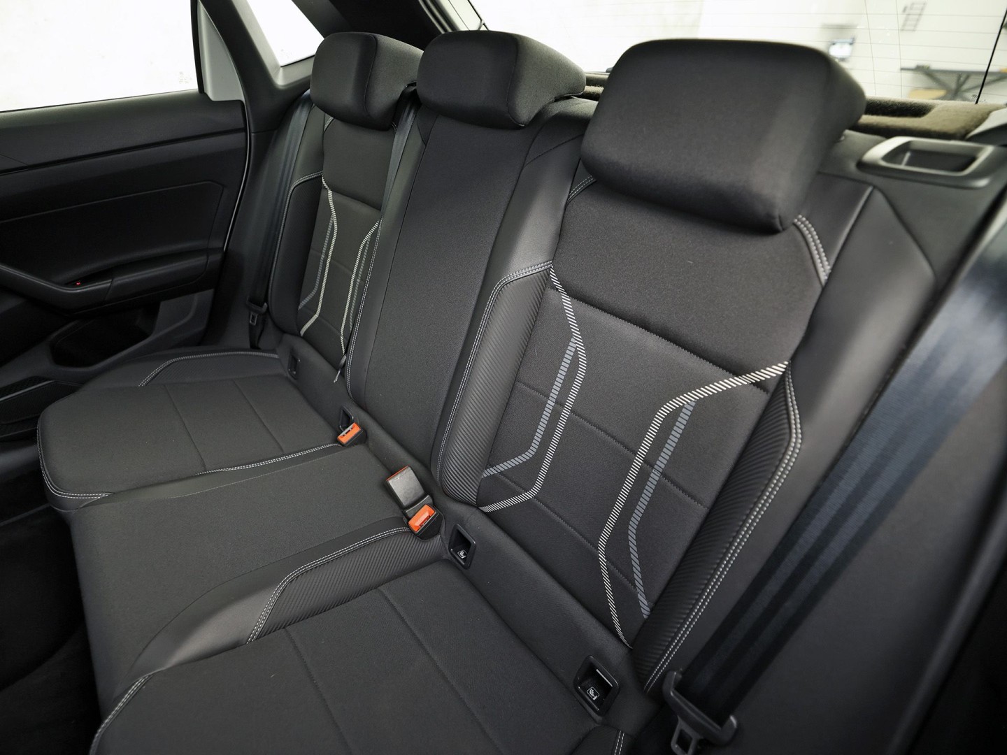 Volkswagen Polo 1.0 TSI R-Line Sport Automaat (VIRTUAL COCKPIT, ZWART HEMEL, GROOT NAVI, CLIMATE, LEDER, SPORTSTOELEN, GETINT GLAS, LM VELGEN, ADAPTIVE CRUISE, NIEUWSTAAT)