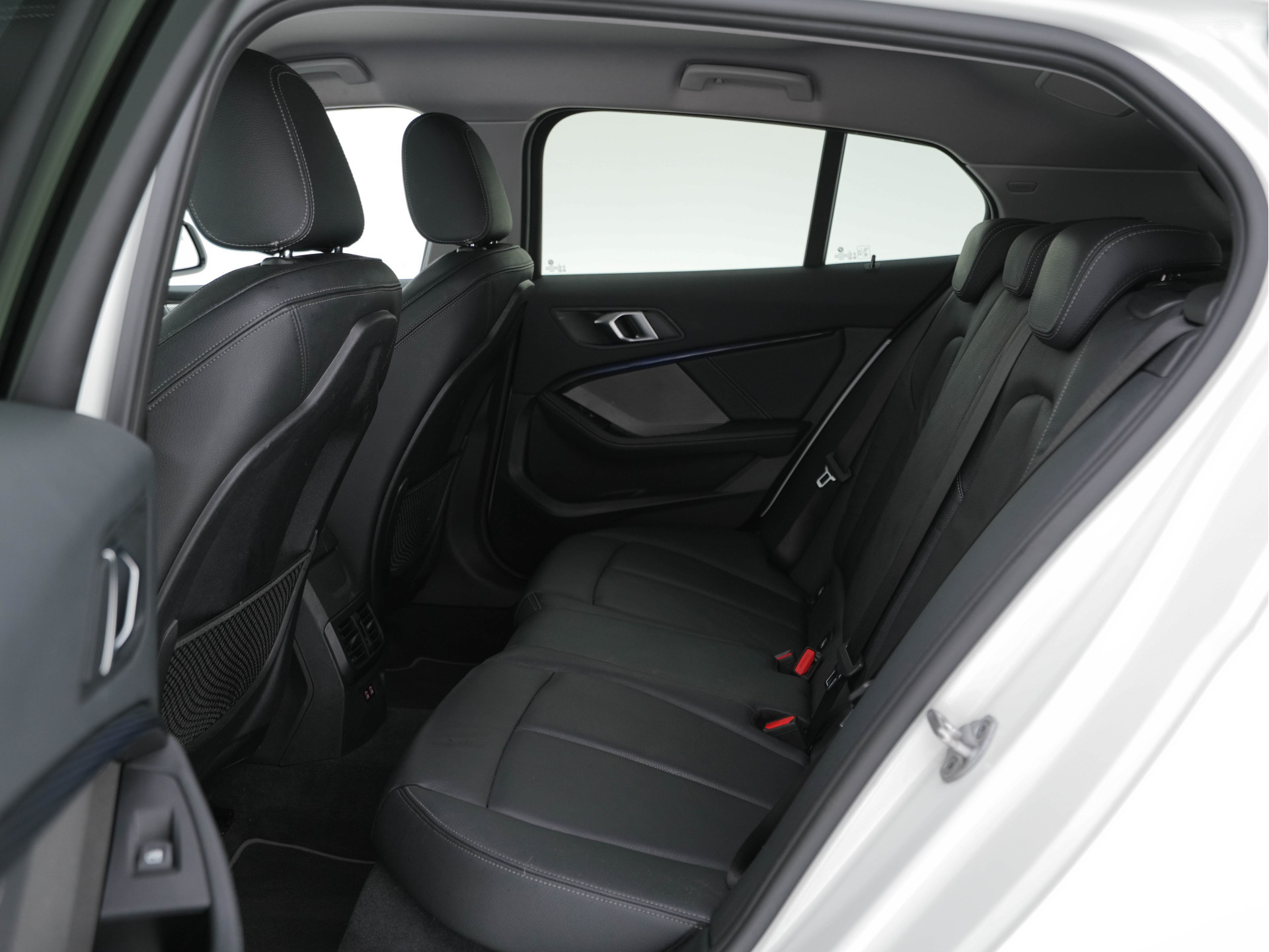 BMW 1-serie 118i High Executive Edition Sport-Line (INCL-BTW) *LEATHER | DIGI-COCKPIT | HARMAN/KARDON-AUDIO | FULL-LED | KEYLESS | NAVI-FULLMAP | DAB | CAMERA | ECC | CARPLAY | PDC | AMBIENT-LIGHT | CRUISE | SPORT-SEATS | 17"ALU*