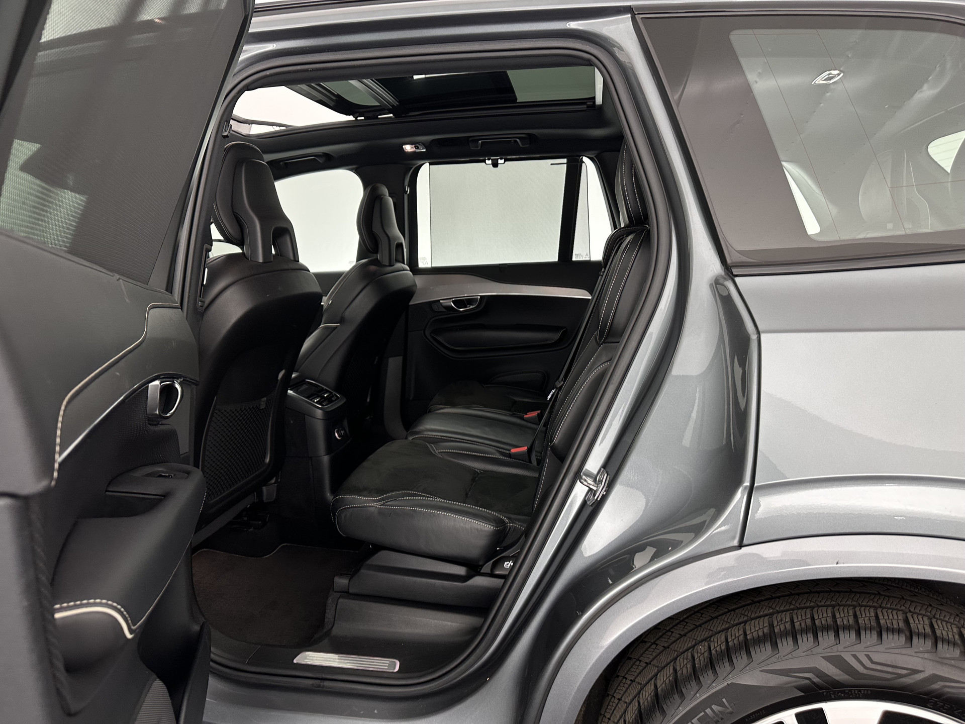 Volvo XC90 2.0 T8 R-Design Twin Engine AWD [ 7-Pers. ] (Plug-In) Aut. *PANO | LEATHER-ALCANTARA | FULL-LED | MEMORY-PACK | DIGI-COCKPIT | NAVI-FULLMAP | CARPLAY | ECC | HEATED-SPORTSEATS | LANE-ASSIST | PDC | HEAD-UP | TOWBAR | 20"ALU*