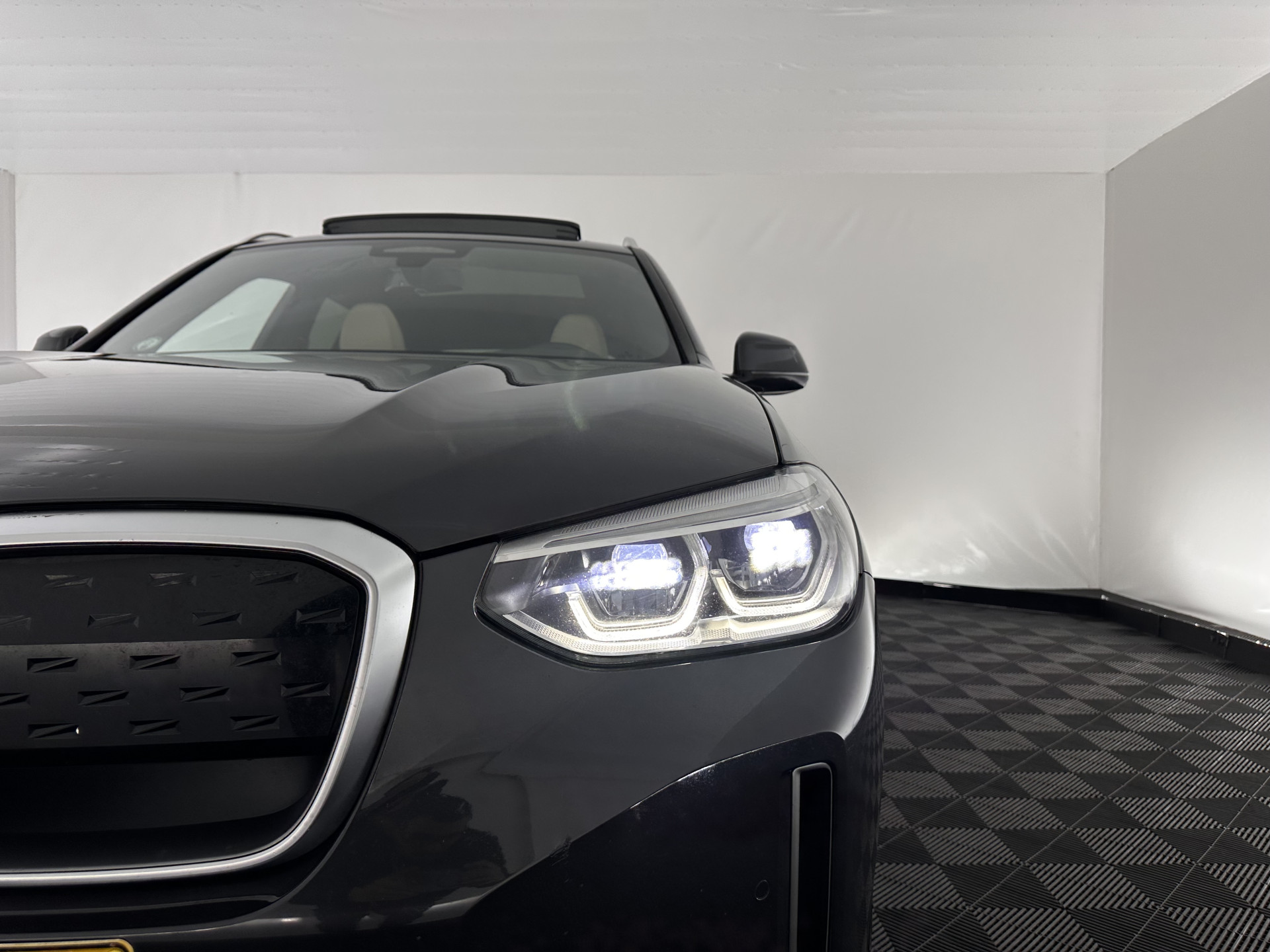 BMW iX3 High Executive 80 kWh [ 3-Fase-11kW ] {SOH-96%} (INCL-BTW) Aut. *PANO | LEATHER | HARMAN/KARDON | FULL-LED | BLINDSPOT | MEMORY-PACK | DIGI-COCKPIT | HEATED-SPORTSEATS | KEYLESS | TOPVIEW | DAB+ | NAVI-FULLMAP | HEAD-UP | 20''ALU*