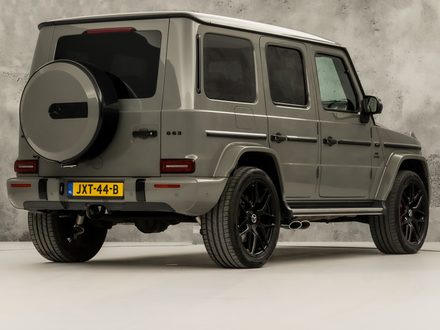 Mercedes-Benz G-Klasse 63 AMG 585Pk (SCHUIFDAK, CARBON PACK, ALCANTARA HEMEL, APPLE CARPLAY, BURMESTER, MASSAGE, STOELKOELING/VERWARMING, ADAPTIVE CRUISE, 360 CAMERA, SFEERVERLICHTING, TREKHAAK, NIEUWSTAAT)