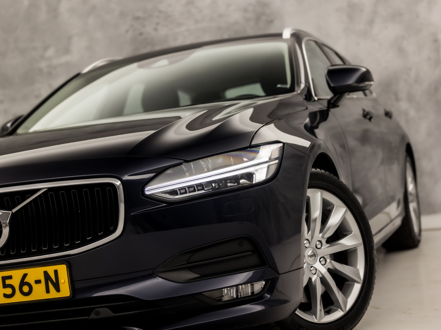 Volvo V90 2.0 T4 Momentum Sport 190Pk Automaat (APPLE CARPLAY, GROOT NAVI, LEDER, GETINT GLAS, STOELVERWARMING ACHTER, MEMORY SEATS, ELEK ACHTERKLEP, NIEUWE APK, NIEUWSTAAT)