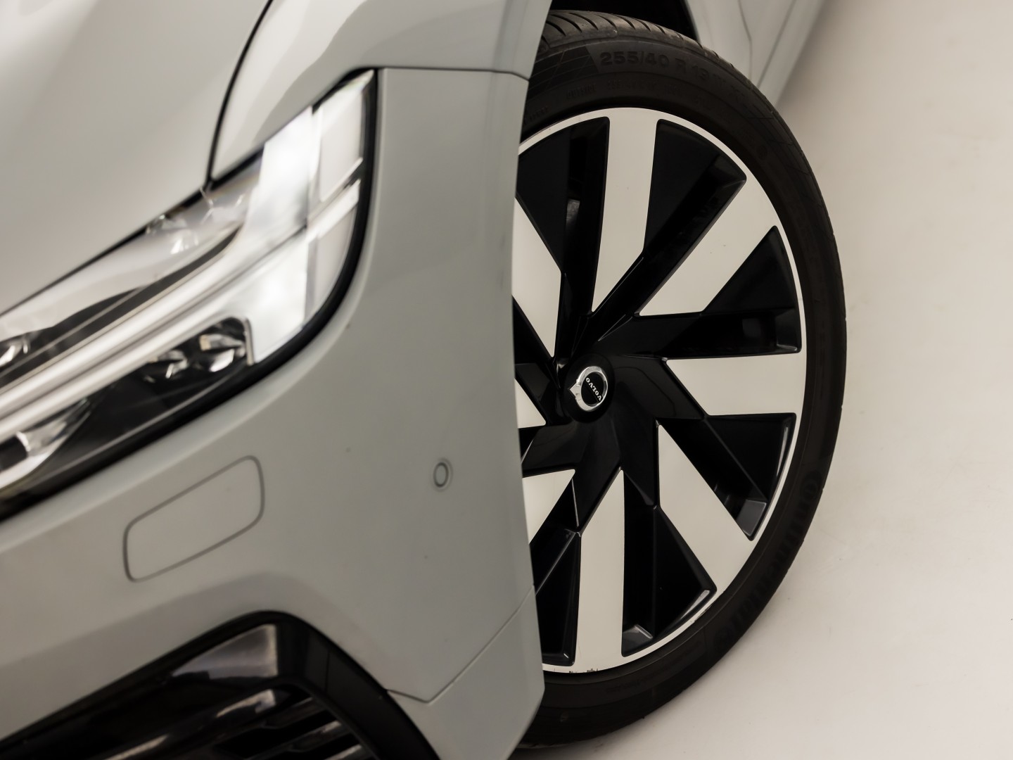 Volvo V90 2.0 T6 Plug-in hybrid AWD Ultimate Dark 350Pk Automaat (PANORAMADAK, HARMAN/KARDON, LUCHTVERING, MEMORY SEATS, 360 CAMERA, HEAD-UP DISPLAY, STUUR/STOELVERWARMING, ZWART HEMEL, NIEUWSTAAT)