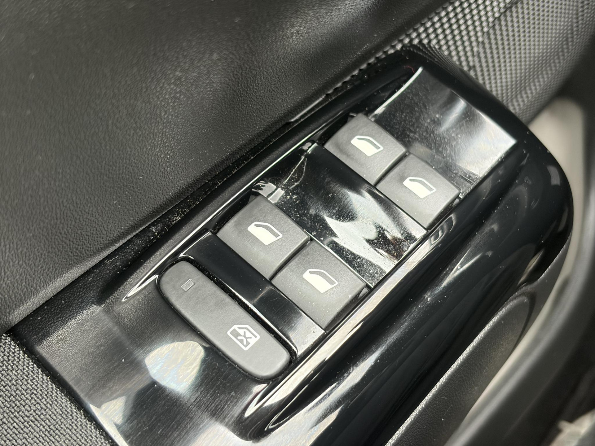 Citroen C3 1.2 PureTech S&S Shine D-riem vv in 02-2025 l 1e Eigenaar l Dealer Onderhouden l 110pk l Navi l Camera l Carplay l Clima l Cruise l Lm velgen l 6 Bak l Rijstrooksensor l Pdc l N.A.P l Apk tot 03-2027