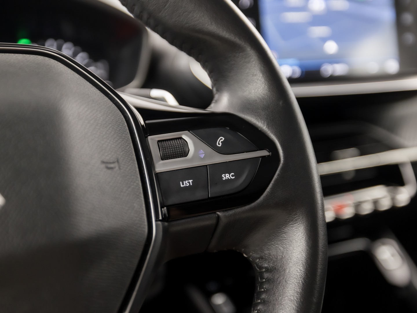 Peugeot 2008 1.2 PureTech Sport 131Pk Automaat (APPLE CARPLAY, GROOT NAVI, LM VELGEN, SPORTSTOELEN, PARKEERSENSOREN, LANE ASSIST, NIEUWSTAAT)