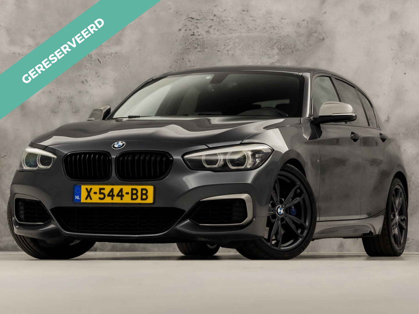 BMW M140i M Sport High Executive 340Pk Automaat (6 CILINDER, M PAKKET, HARMAN/KARDON, ALCANTARA, CAMERA, SPORTSTOELEN, M SPORTREMMEN, NAVIGATIE, STOELVERWARMING, GETINT GLAS, NIEUWSTAAT)