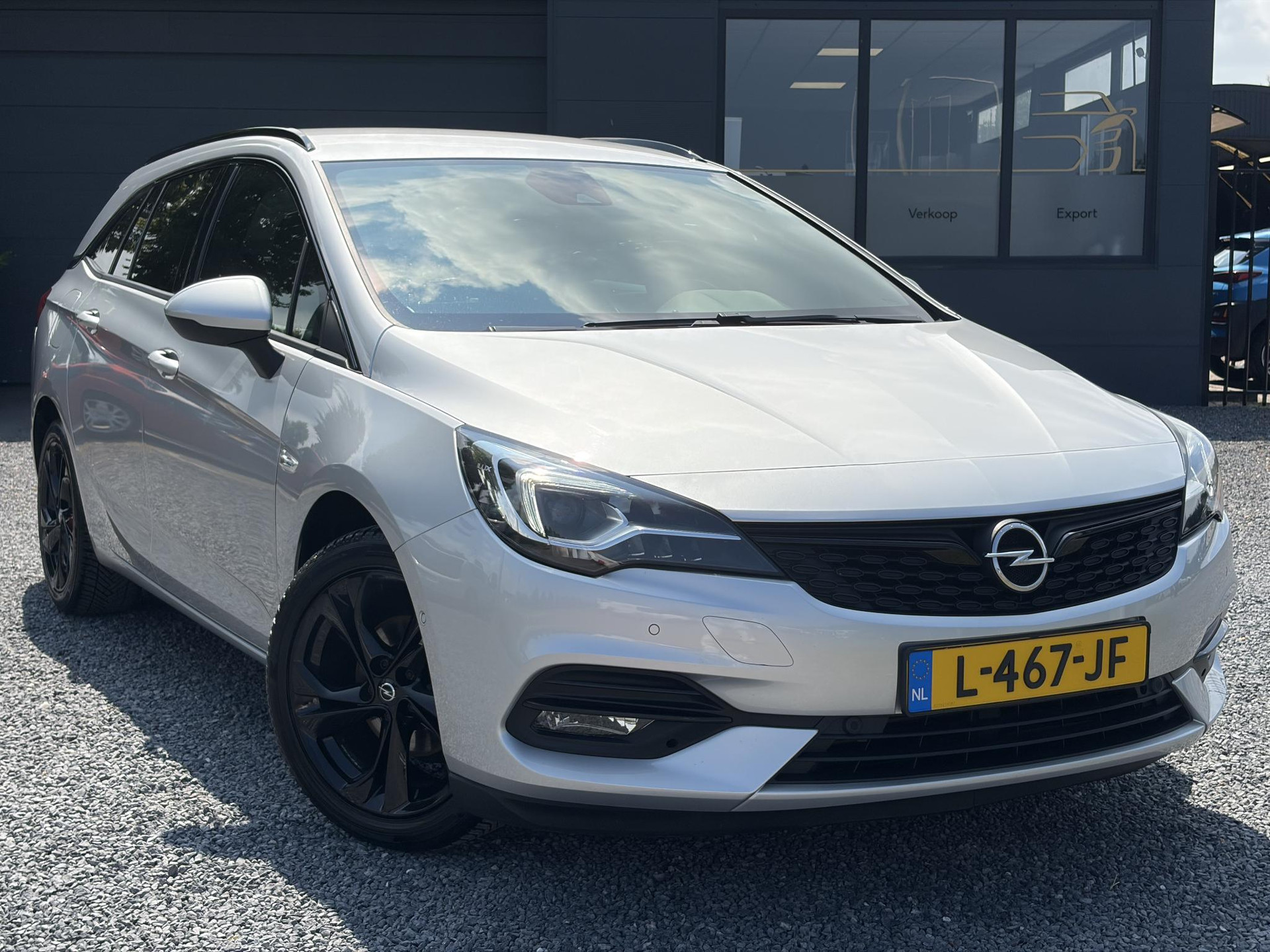 Opel Astra Sports Tourer 1.2 Ultimate 146pk,Afn Trekhaak,Camera,Keyless,Carplay,6 Bak,Stoelverw,Lm velgen,Alcantara-Leder,Dealer Onderhouden,Clima,Cruise,Dodehoek,Rijstrooksensor,N.A.P,Pdc V+A,Apk tot 07-2028