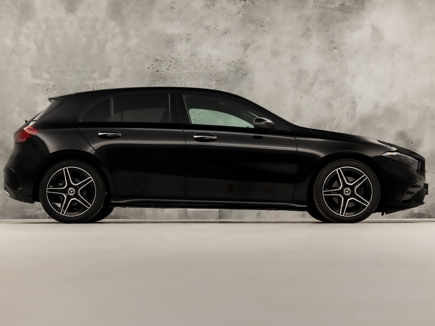 Mercedes-Benz A-Klasse 180 AMG Line Automaat (FABRIEKSGARANTIE, APPLE CARPLAY, GROOT NAVI, SFEERVERLICHTING, CAMERA, KUIPSTOELEN, STOELVERWARMING, GETINT GLAS, NIEUWSTAAT)