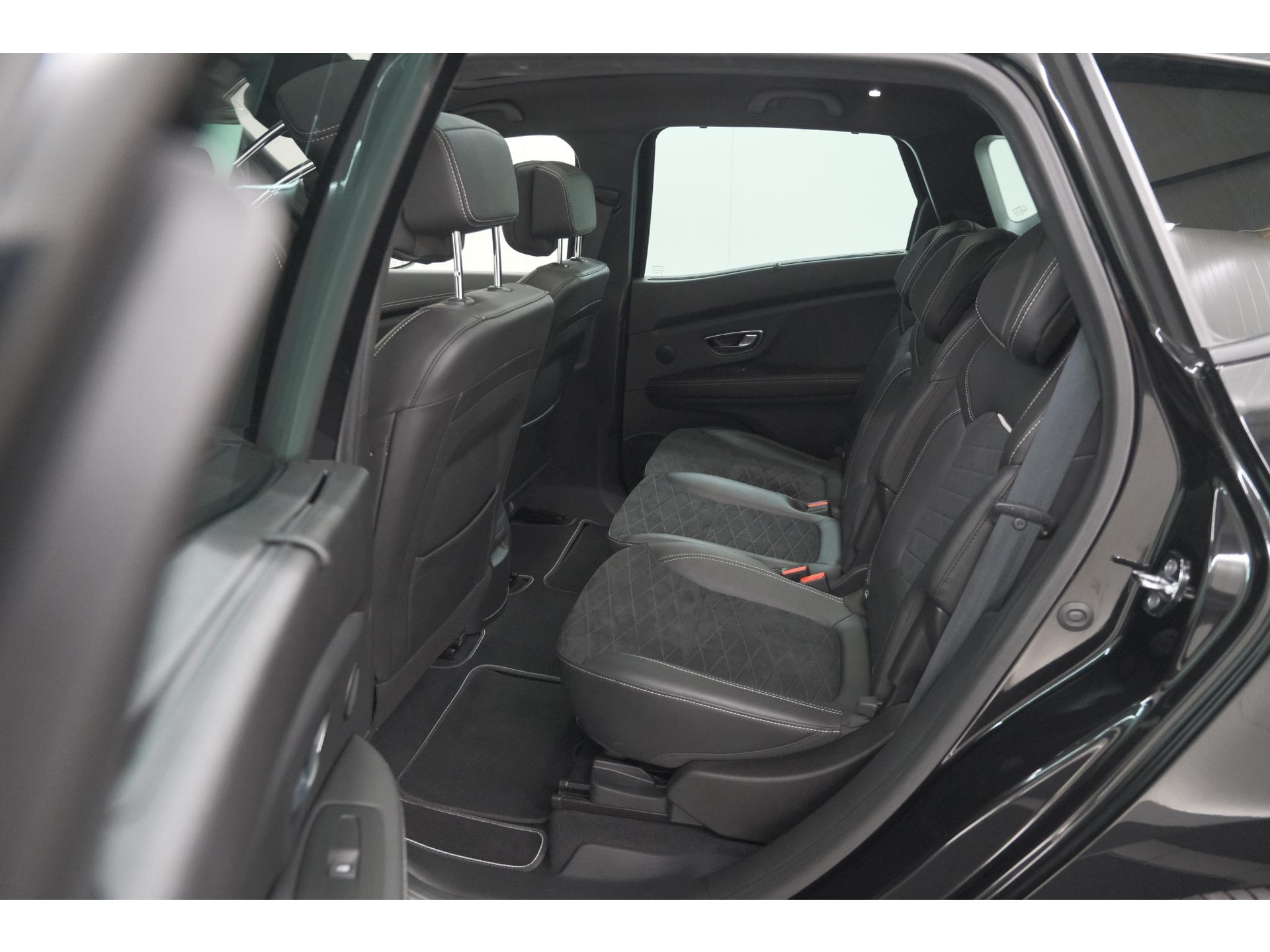 Renault Scénic TCE 160 EDC Black Edition | Trekhaak | Adaptieve Cruise Control | BOSE Premium Audio | Panoramadak