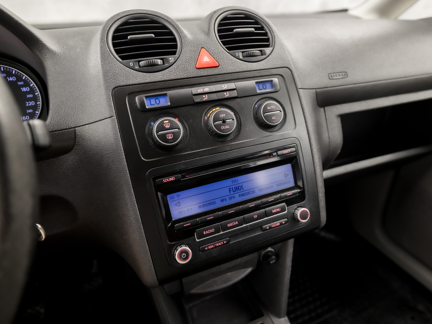 Volkswagen Caddy 1.4 Life 5 Persoons (CLIMATE, SCHUIFDEUREN, ELEK RAMEN, NIEUWE APK, NIEUWSTAAT)