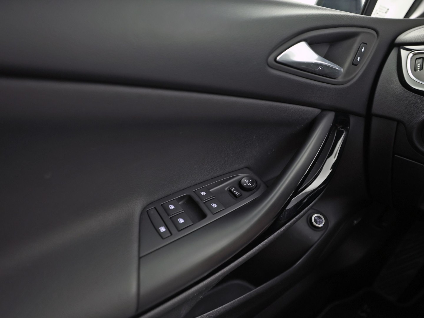 Opel Astra Sports Tourer 1.2 Launch Sport (VIRTUAL COCKPIT, APPLE CARPLAY, GROOT NAVI, CAMERA, STUUR/STOELVERWARMING, SPORTSTOELEN, GETINT GLAS, ADAPTIVE CRUISE, ZWART HEMEL, NIEUWSTAAT)
