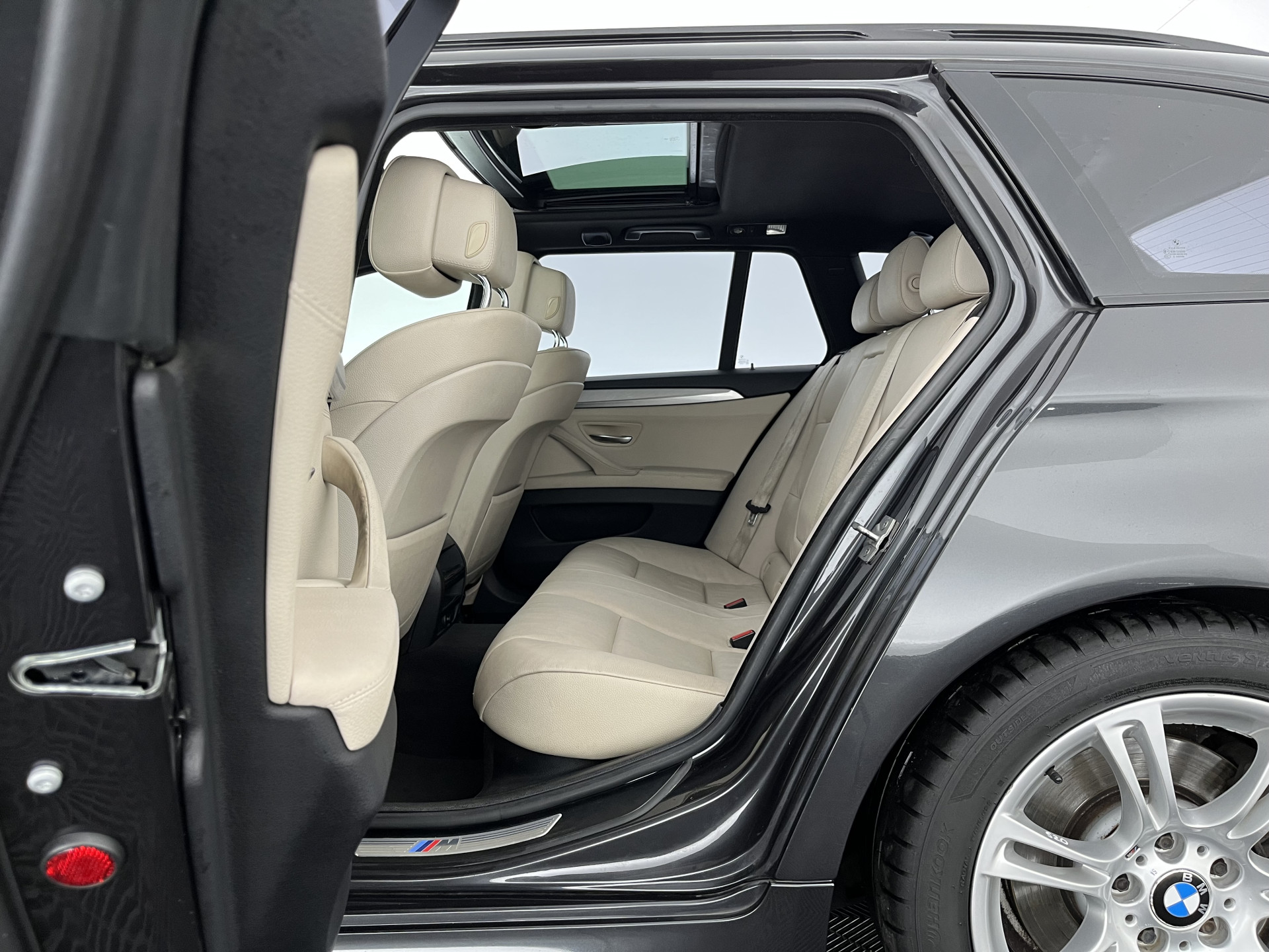 BMW 5-serie Touring 520d M-Sportpack High Executive Aut. *PANO | LEATHER | XENON | HEATED-SPORTSEATS | HIFI-SOUND | NAVI-FULLMAP | PRIVACYGLASS | SHIFTPADDLES | HEAD-UP | 18''ALU*