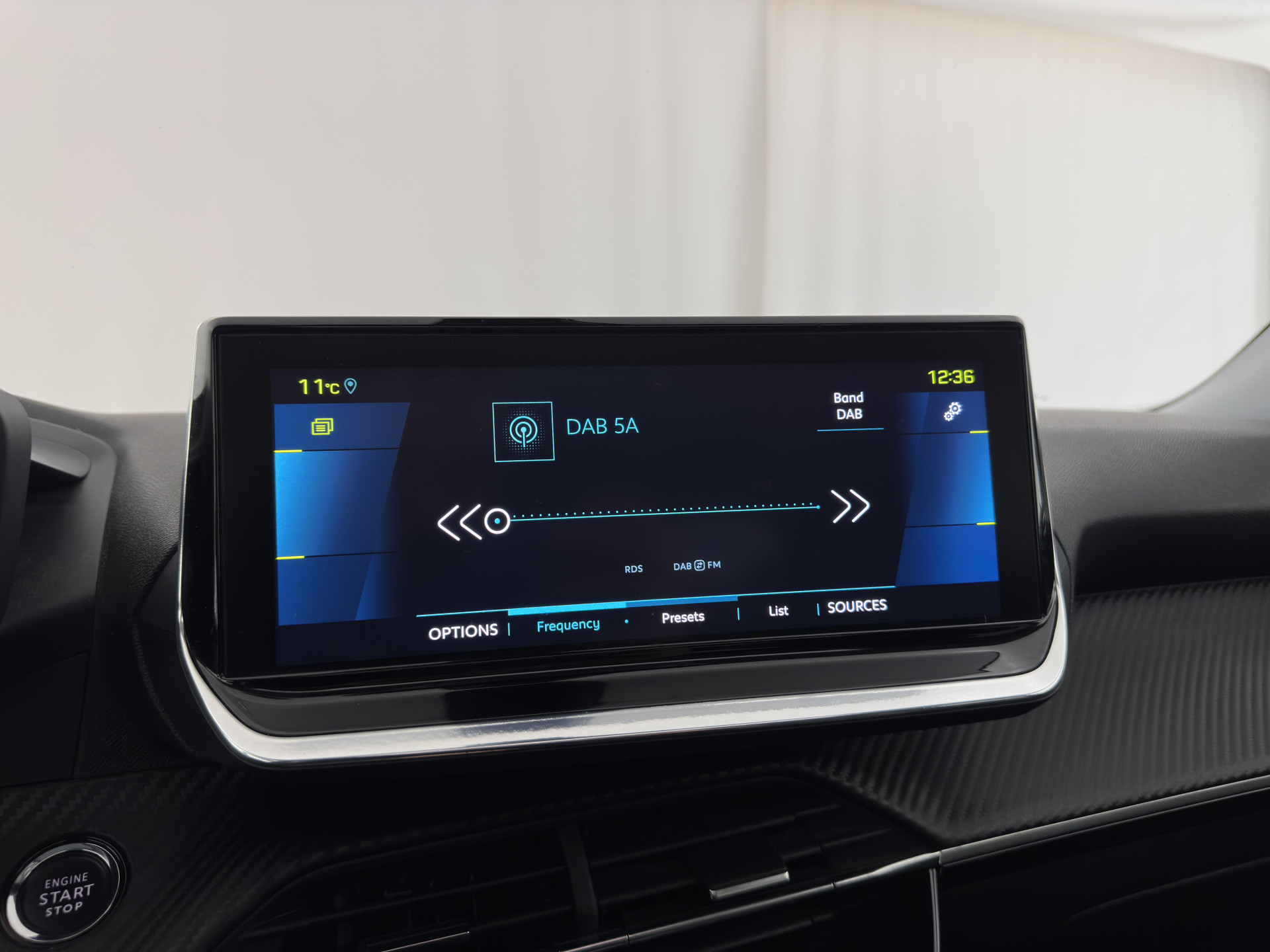 Peugeot e-2008 EV Allure 50 kWh [ 3-Fase ] {SOH-84%} (INCL-BTW) *PANO | LEATHER-FABRIC | FULL-LED | SPORT-SEATS | DIGI-COCKPIT | CAMERA | KEYLESS | PRIVACY-GLASS | DAB+ | NAVI-FULLMAP | ECC | CARPLAY | LANE-ASSIST | PDC | CRUISE | 17''ALU*