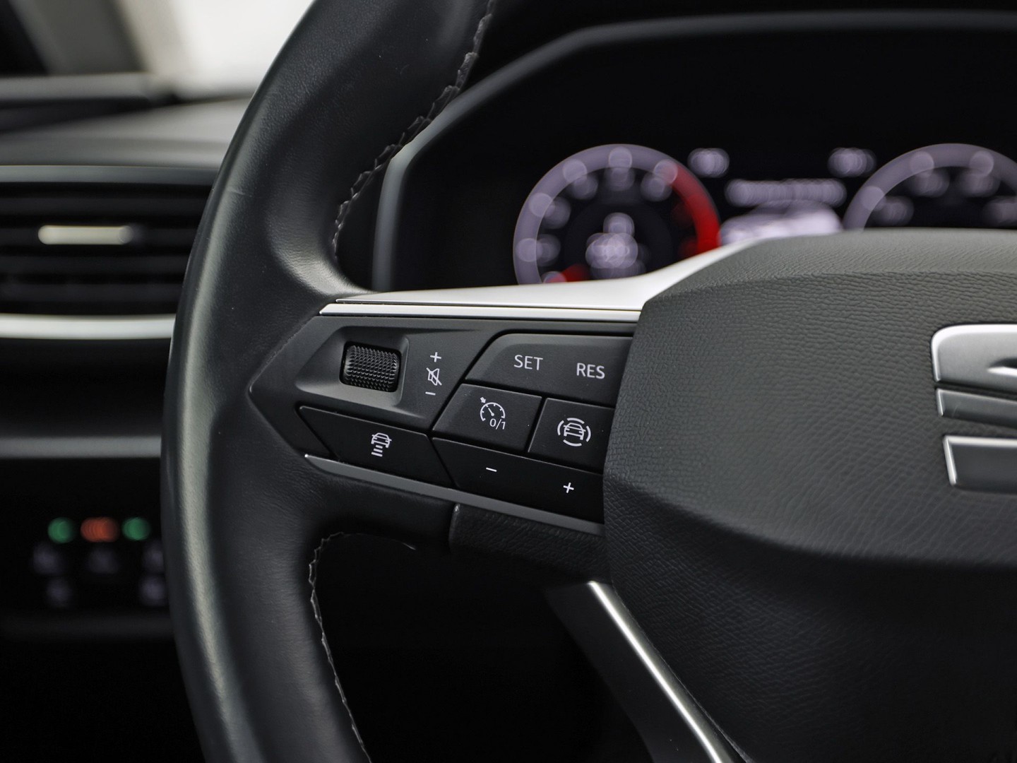 SEAT Leon 1.0 eTSI Intense Sport Automaat (VIRTUAL COCKPIT, APPLE CARPLAY, GROOT NAVI, CAMERA, SPORTSTOELEN, KEYLESS, ADAPTIVE CRUISE, NIEUWSTAAT)