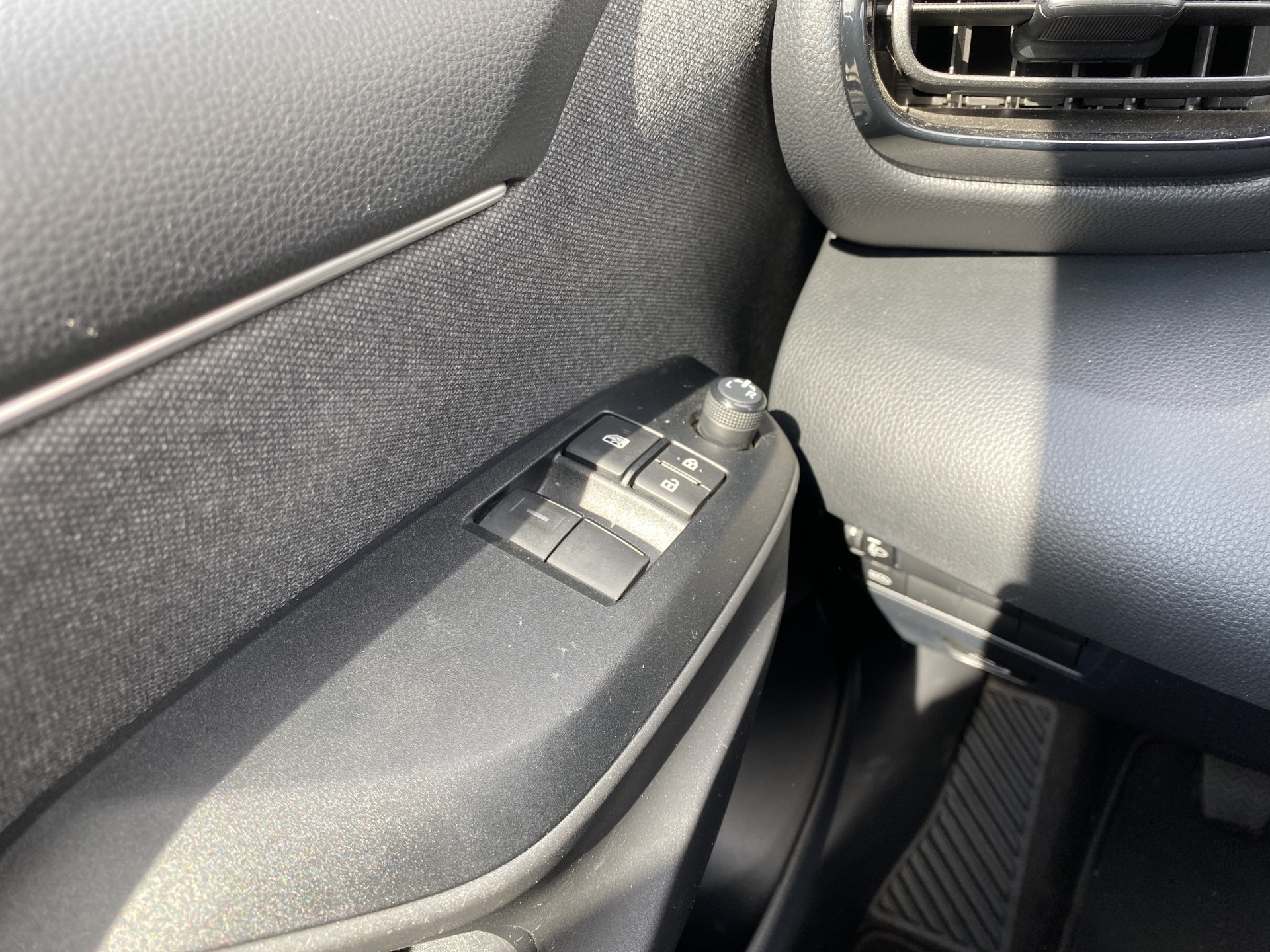 Toyota Yaris 1.0 VVT-i Active | 1e eigenaar | apple carplay/android auto | trekhaak | camera | adaptieve cruise | BTW