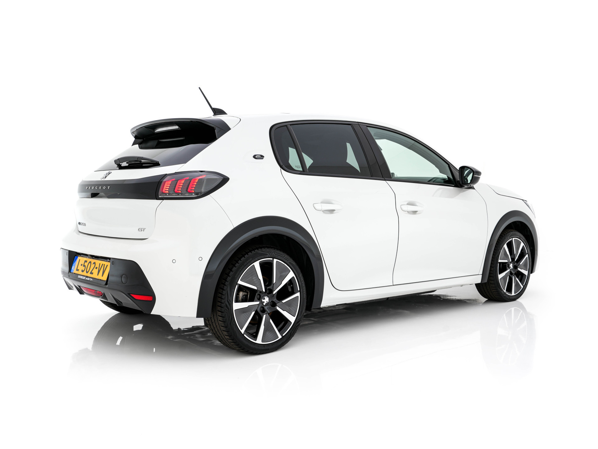 Peugeot e-208 EV GT Pack 50 kWh (3-Fase-11kW) {SOH-86%} (INCL-BTW) *HEATPUMP | PANO | FULL-LED | DIGI-COCKPIT | BLINDSPOT | CAMERA | LEATHER-ALCANTARA | AMBIENTLIGHT | NAVI-FULLMAP | LANE-ASSIST | KEYLESS | DAB | CCS-FASTLOADER | HEATED-SPORTSEATS