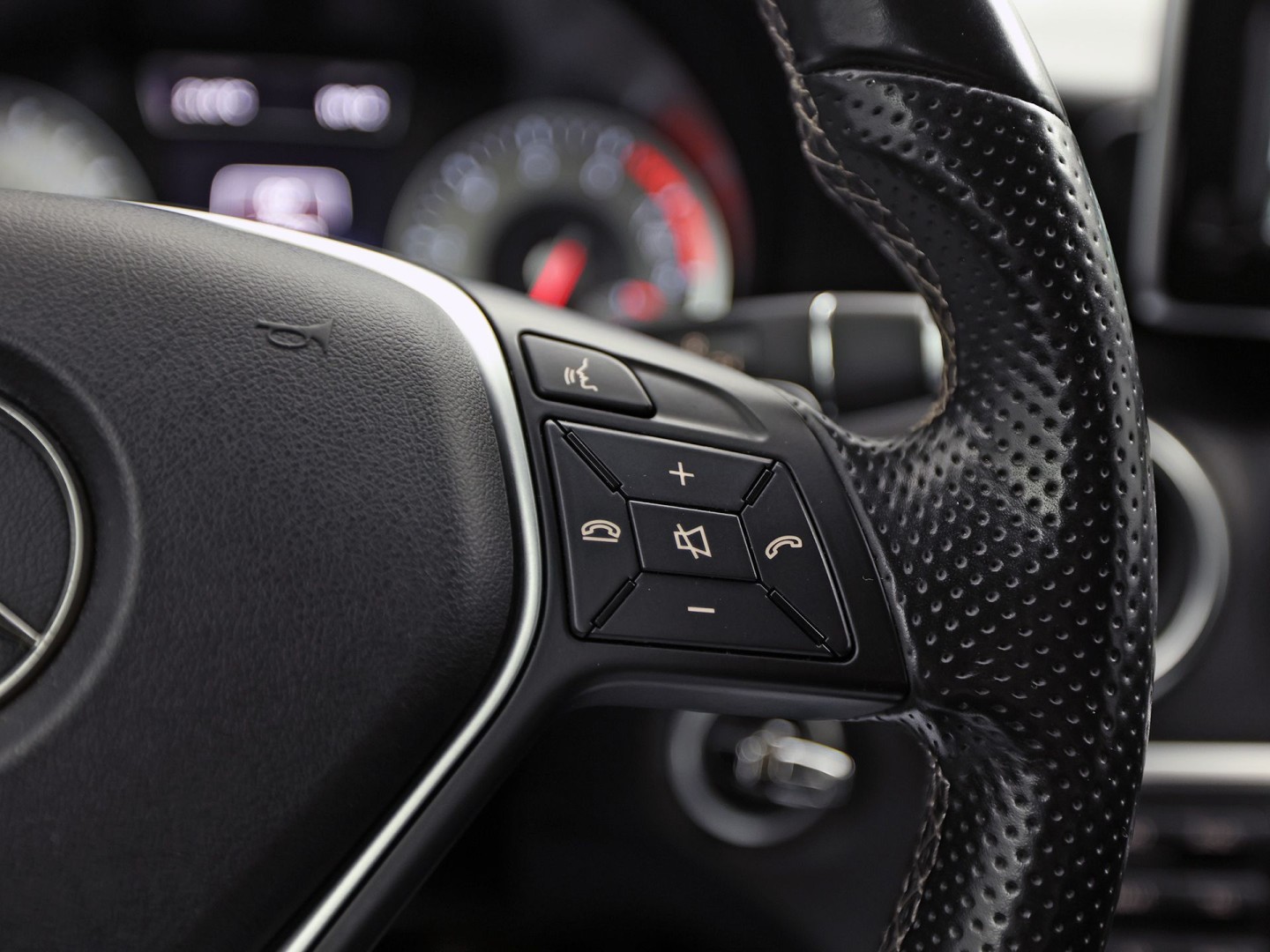 Mercedes-Benz A-Klasse 180 AMG Sport Automaat (NAVIGATIE, LEDER, STOELVERWARMING, SPORTSTOELEN, ZWART HEMEL, PARKEERSENSOREN, TREKHAAK, CRUISE, NIEUWSTAAT)