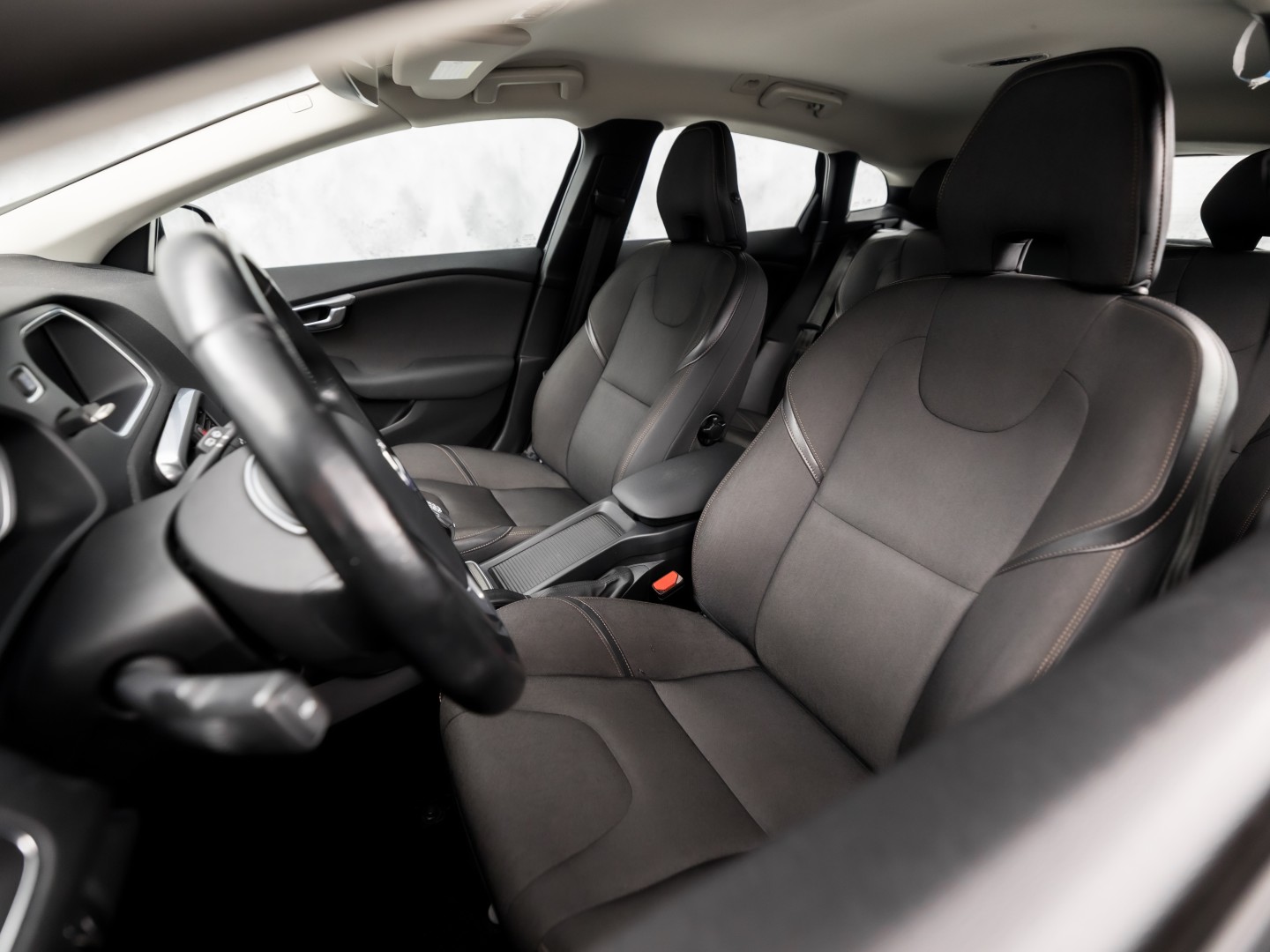 Volvo V40 Cross Country 1.6 T4 Sport 179Pk (NAVIGATIE, CLIMATE, GETINT GLAS, TREKHAAK, SPORTSTOELEN, PARKEERSENSOREN, CRUISE, NIEUWSTAAT)