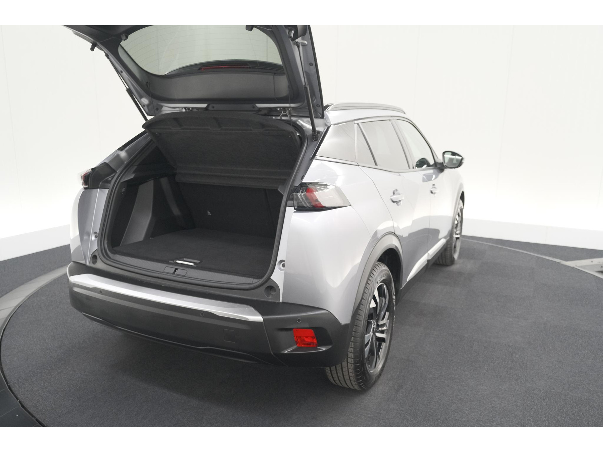 Peugeot e-2008 EV Allure 50 kWh | SOH=96.7 % | 3 Fase Laadfunctie | Camera | Navigatie | Parkeersensoren | Apple Carplay