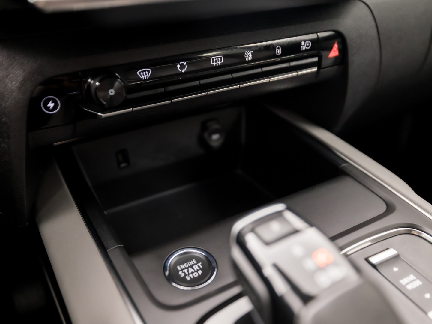 Citroën C5 Aircross 1.6 Plug-in Hybrid 225 Deluxe Sport 225Pk Automaat (APPLE CARPLAY, SOH 93%, GROOT NAVI, 360 CAMERA, GETINT GLAS, ELEK SPORTSTOELEN, LEDER, STOELVERWARMING, ADAPTIVE CRUISE, NIEUWSTAAT)
