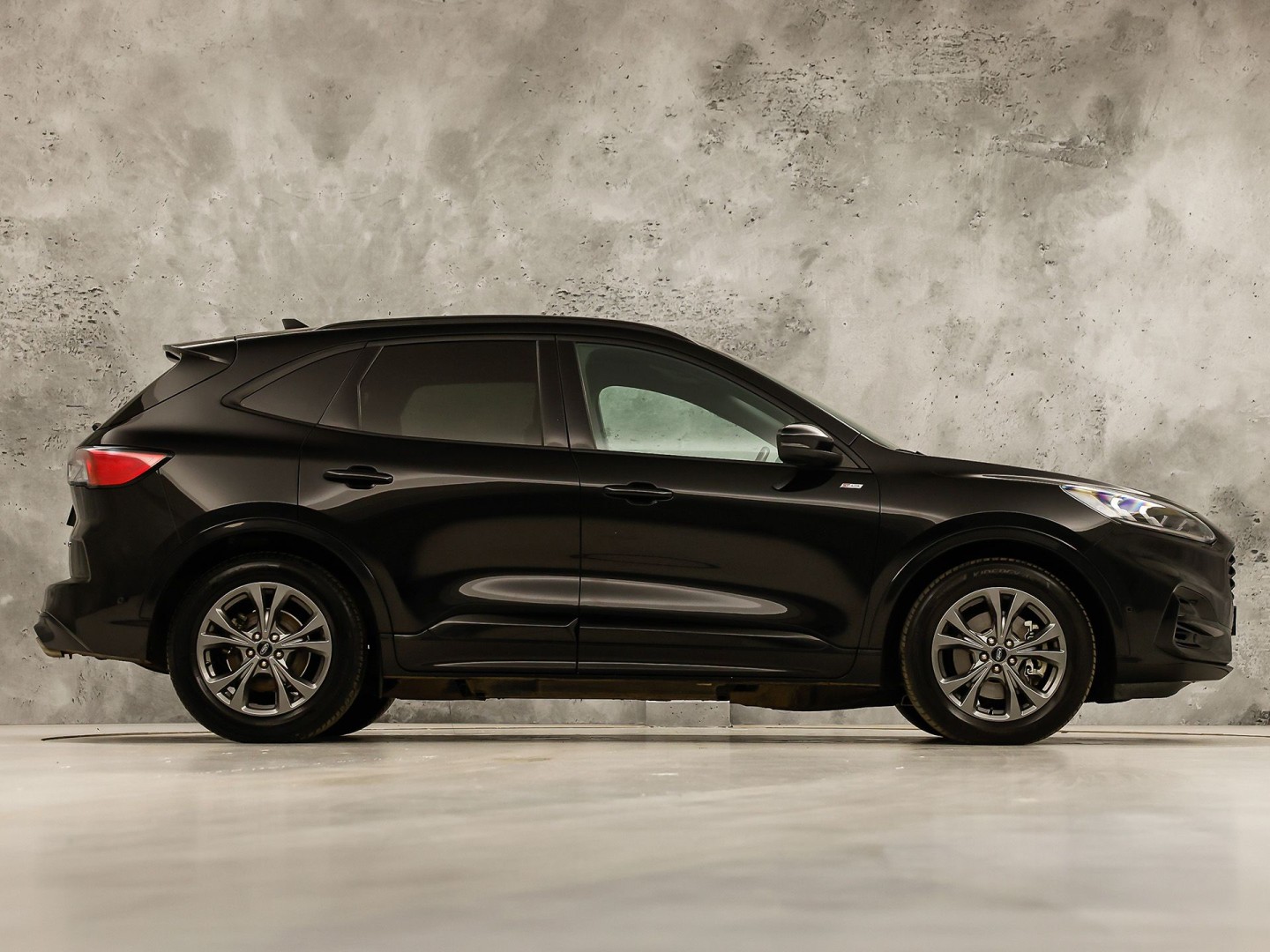 Ford Kuga 2.5 PHEV ST Line 225Pk Automaat (PANORAMADAK, SOH 87,7%, APPLE CARPLAY, LEDER/ALCANTARA, STUUR/STOELVERWARMING, CAMERA, SPORTSTOELEN, HEAD-UP DISPLAY, ADAPTIVE CRUISE, GETINT GLAS, NIEUWE APK, NIEUWSTAAT)