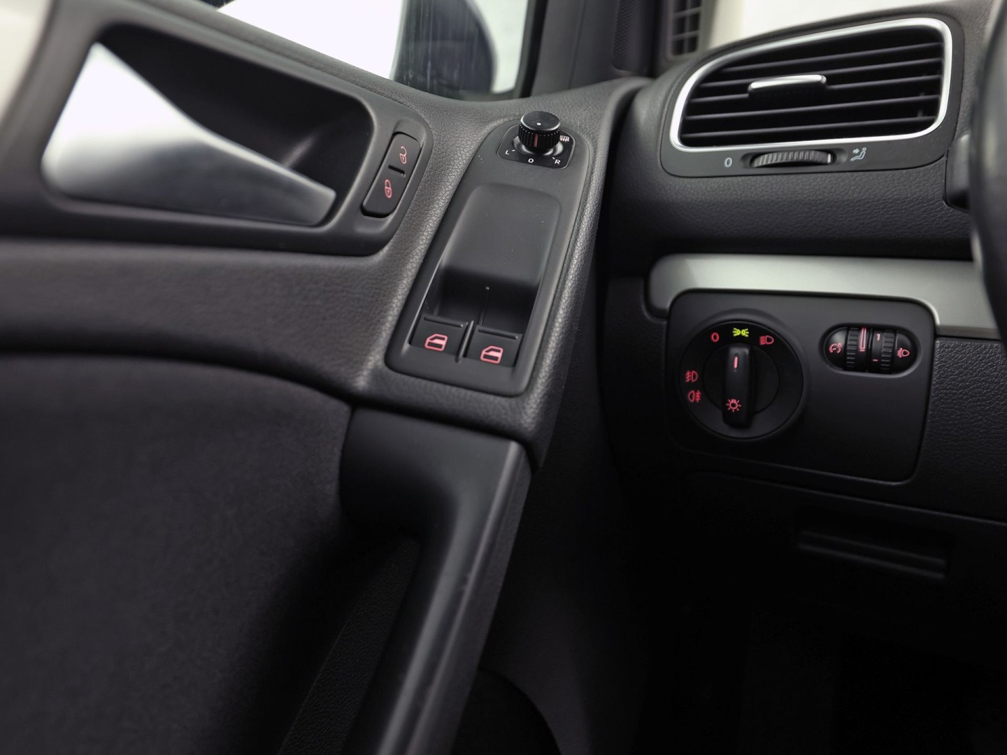 Volkswagen Golf 1.4 Sportline (CLIMATE, GETINT GLAS, LM VELGEN, SPORTSTOELEN, ARMSTEUN, NIEUWE APK, NIEUWSTAAT)