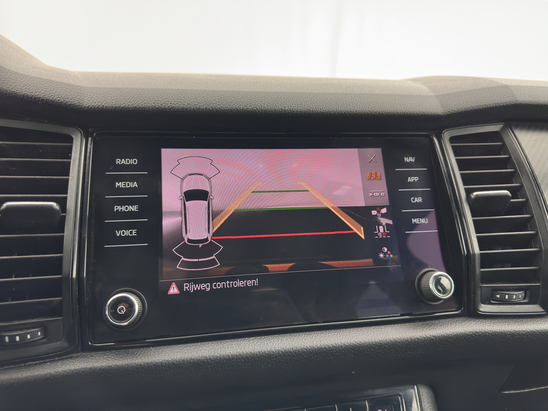 ŠKODA Kodiaq 1.5TSI Sportline (INCL-BTW) Aut. *PANO | 20" ALU | TOW BAR | LEATHER-MICROFIBRE | FULL-LED | MEMORY-PACK | SPORTSEATS | SHIFT-PADDLES | ADAPTIVE-CRUISE | DIGI-COCKPIT | NAVI-FULLMAP | CANTON-AUDIO | DAB | AMB