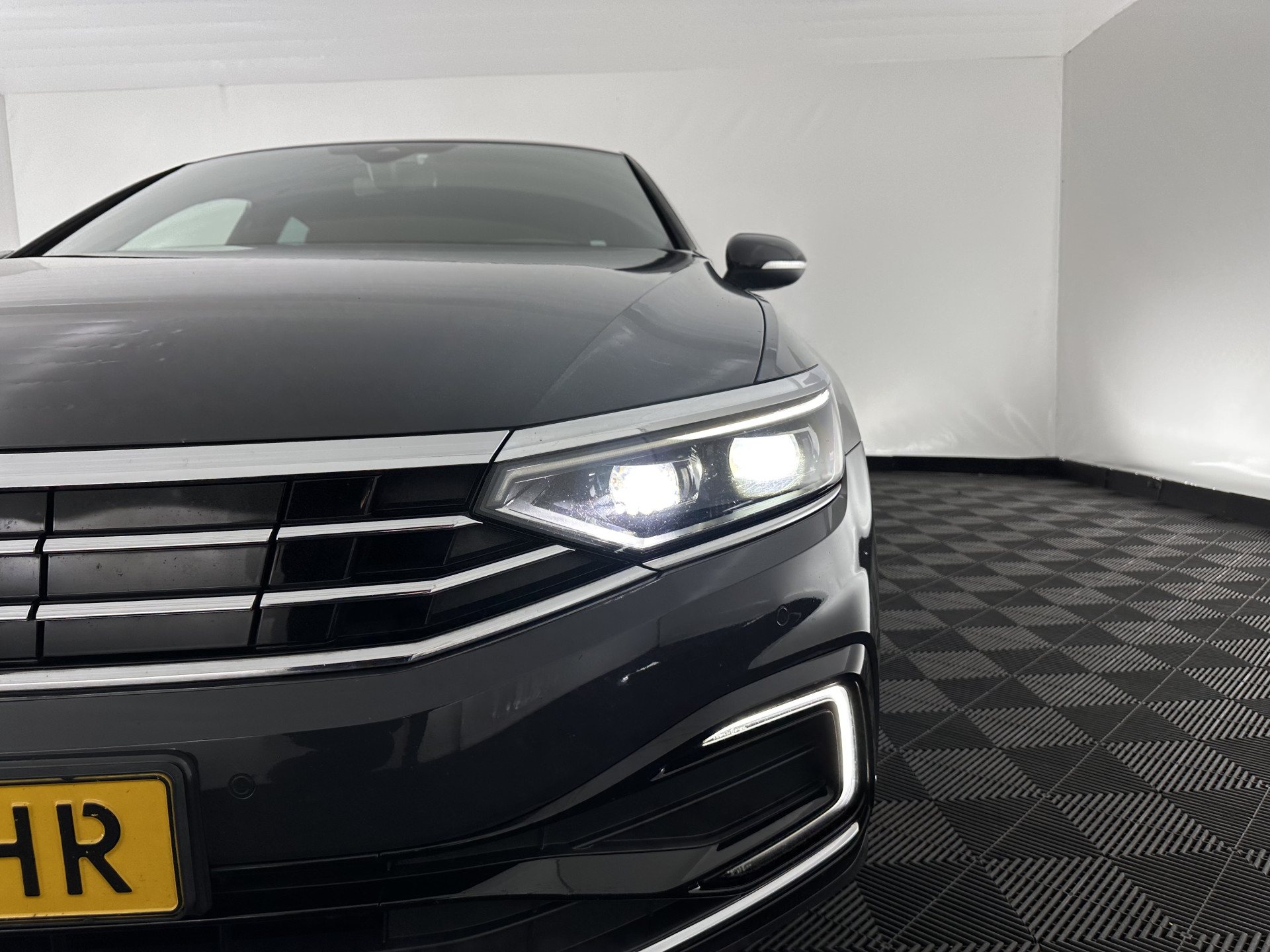 Volkswagen Passat 1.4 TSI PHEV GTE Business (INCL-BTW) Aut. *FULL-LED | DIGI-COCKPIT | ADAPTIVE-CRUISE | NAVI-FULLMAP | KEYLESS | DAB+ | COMFORT-SEATS | SHIFTPADDLES | PRIVACY-GLASS | PDC | CAMERA | CARPLAY | 17''ALU*