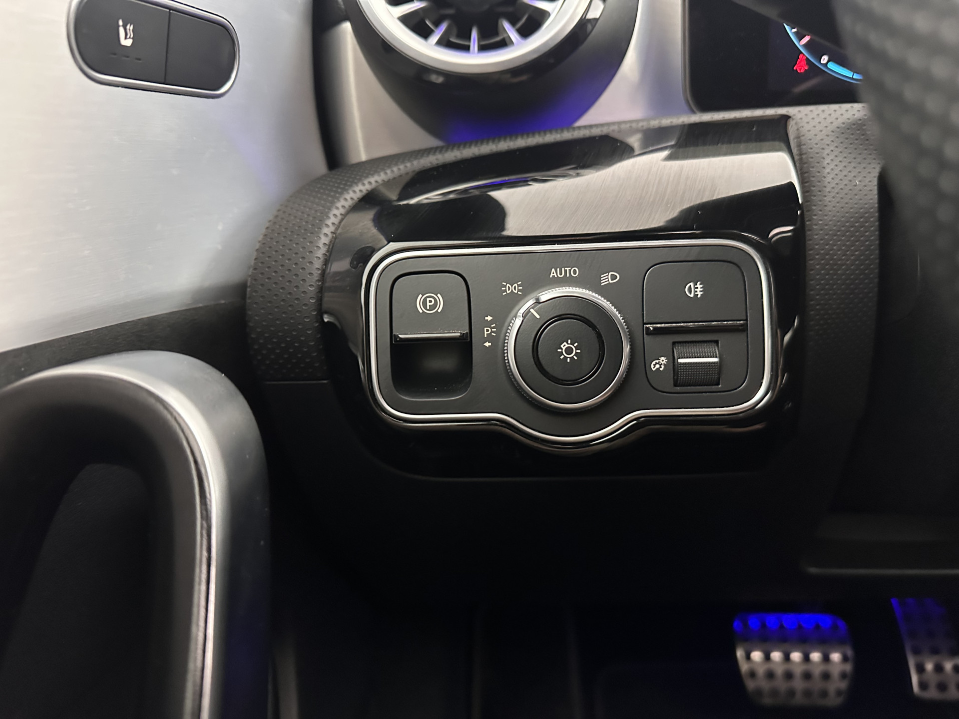 Mercedes-Benz CLA-klasse Shooting Brake 250 e AMG Line ( Plug-in ) (INCL.BTW) *PANO | LEATHER-MICROFIBRE | MULTIBEAM-LED | AMBIENT-LIGT | BLIND-SPOT | HEATED-SPORTSEATS | WIDE-SCREEN-DIGICOCKPIT | DAB+ | NAVI-FULLMAP | CAMERA | PRIVACY-GLASS | TOWBAR | 19