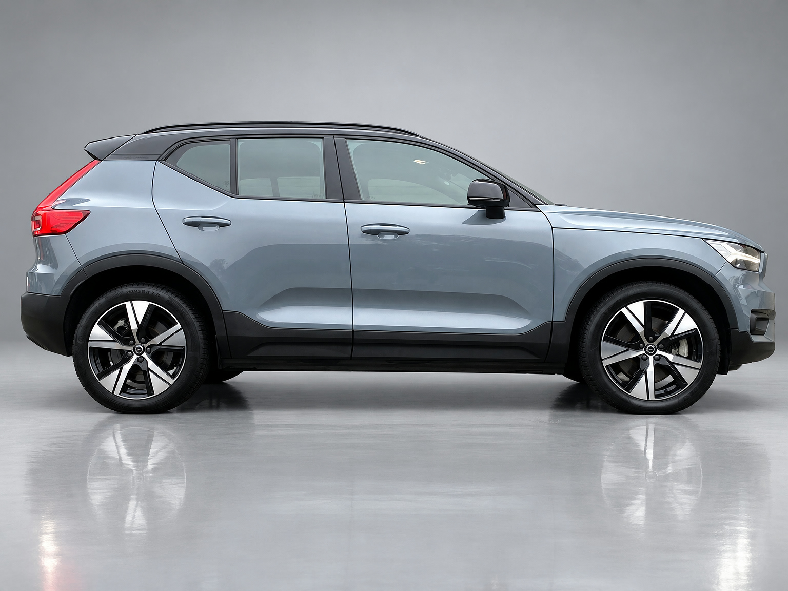 Volvo XC40 Recharge P8 AWD R-Design 408 pk | apple carplay | stoel-stuurverwarming | leder-alcantara | elektr. a. klep | BTW