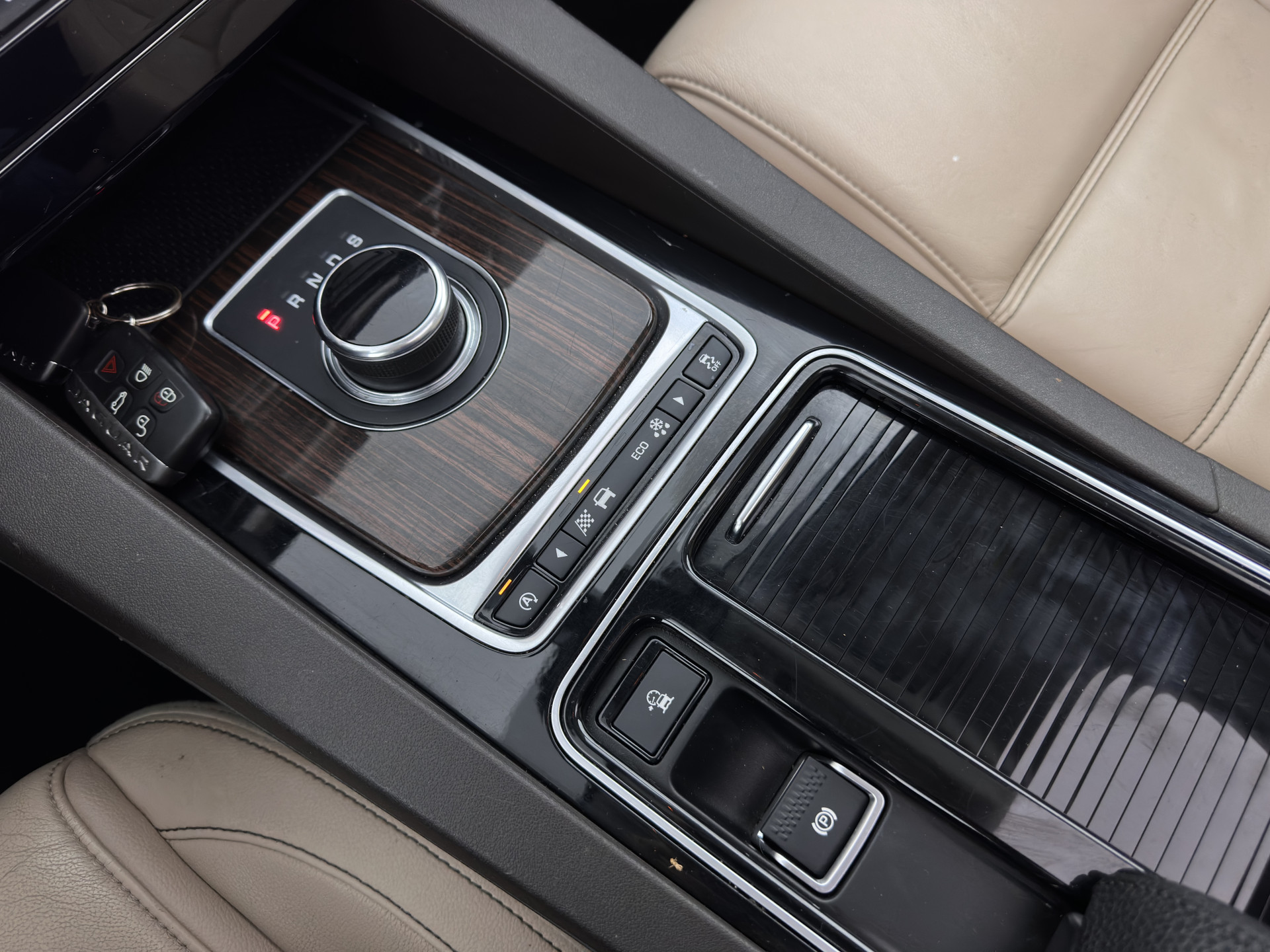 Jaguar F-PACE 2.0 Portfolio AWD 20d Aut. *PANO | DIGI-COCKPIT | XENON | LEATHER | KEYLESS | MERIDIAN-SOUND | NAVI-FULLMAP | ECC | PDC | CRUISE | 19''ALU*