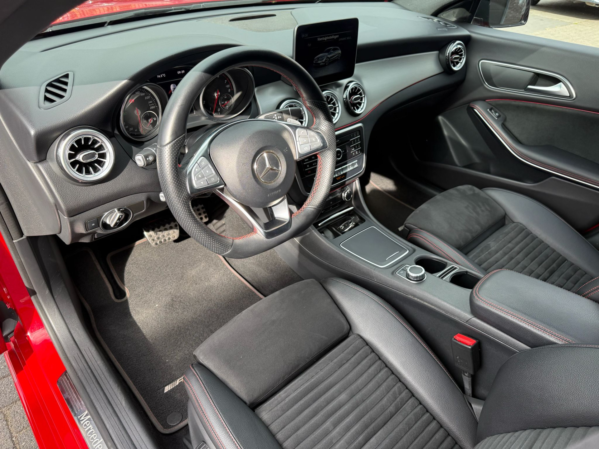 Mercedes-Benz CLA-klasse Shooting Brake 180 | 3/6/12MND GARANTIE| NAVI | PANO DAK | NAVI | CAMERA |