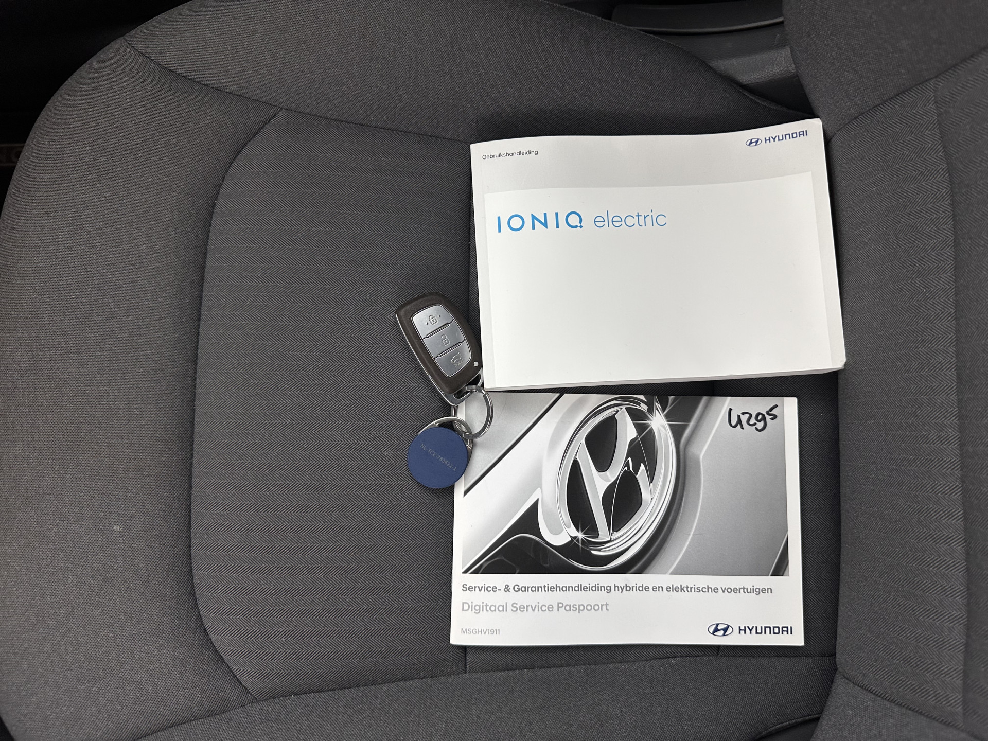 Hyundai IONIQ Comfort EV 38 kWh {SOH-100%} (INCL-BTW) *FULL-LED | ADAPTIVE-CRUISE | CAMERA | KEYLESS | DAB+ | NAVI-FULLMAP | HEATED-COMFORTSEATS | PRIVACYGLASS | ECC | AMBIENTLIGHT | DIGI-COCKPIT | SHIFTPADDLES | LANE-ASSIST | PDC | .