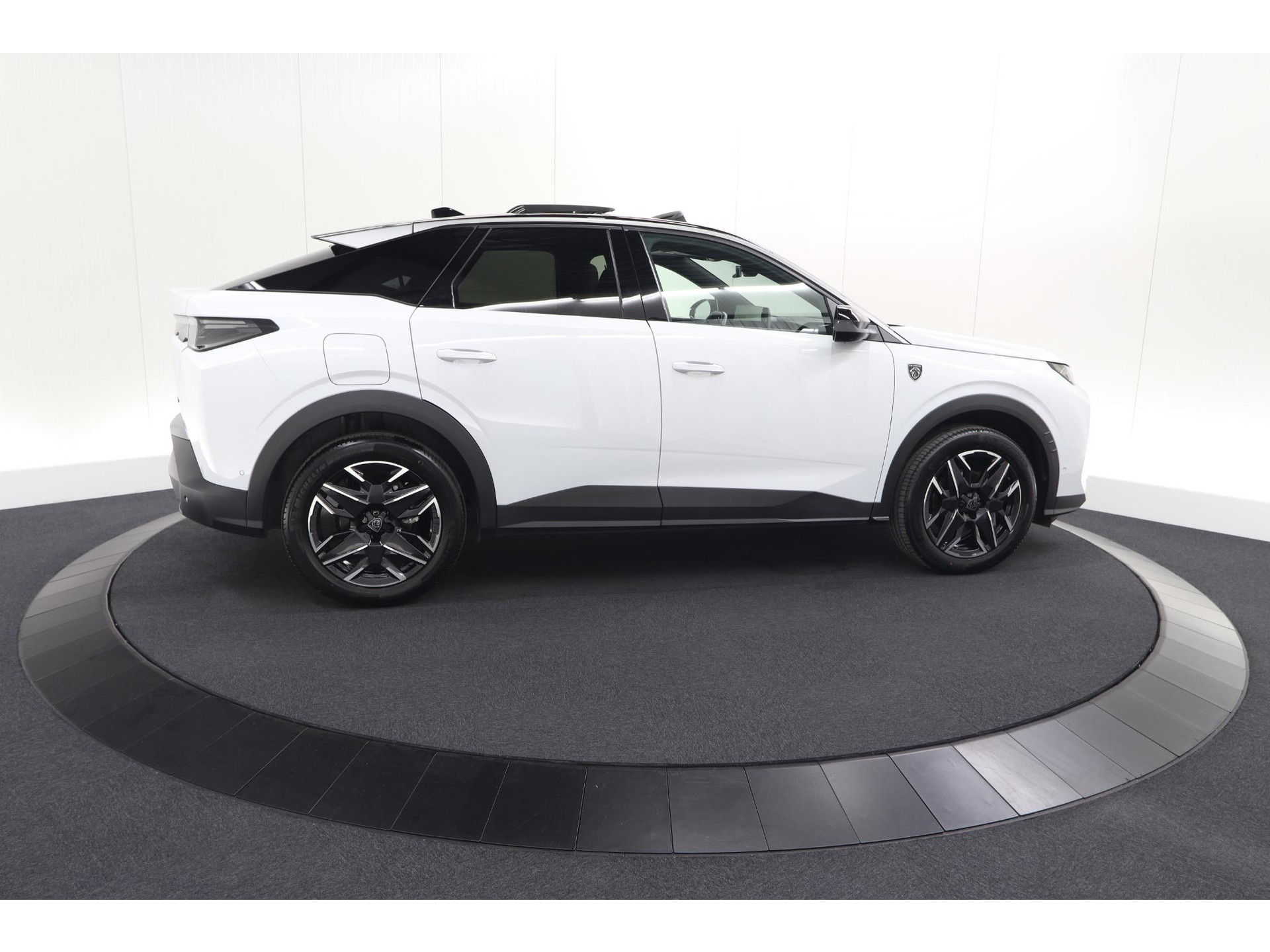 Peugeot 3008 1.2 Hybrid 136 GT | Panoramadak | FOCAL Audio | Alcantara Executive Pakket | 360 Camera | Adaptieve Cruise Control
