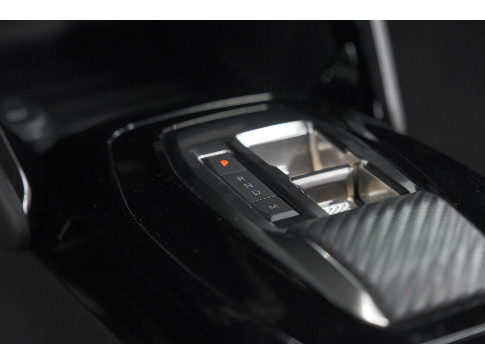 Peugeot 208 1.2 Hybrid 110 e-DCS6 Allure | Apple Carplay | Parkeersensoren Voor + Achter | Climate Control