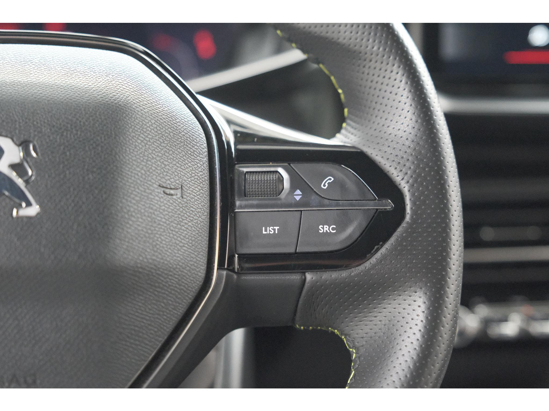 Peugeot 2008 PureTech 130 GT Pack | Leer-pakket | Camera | Dodehoekdetectie | Apple Carplay | Stoelverwarming