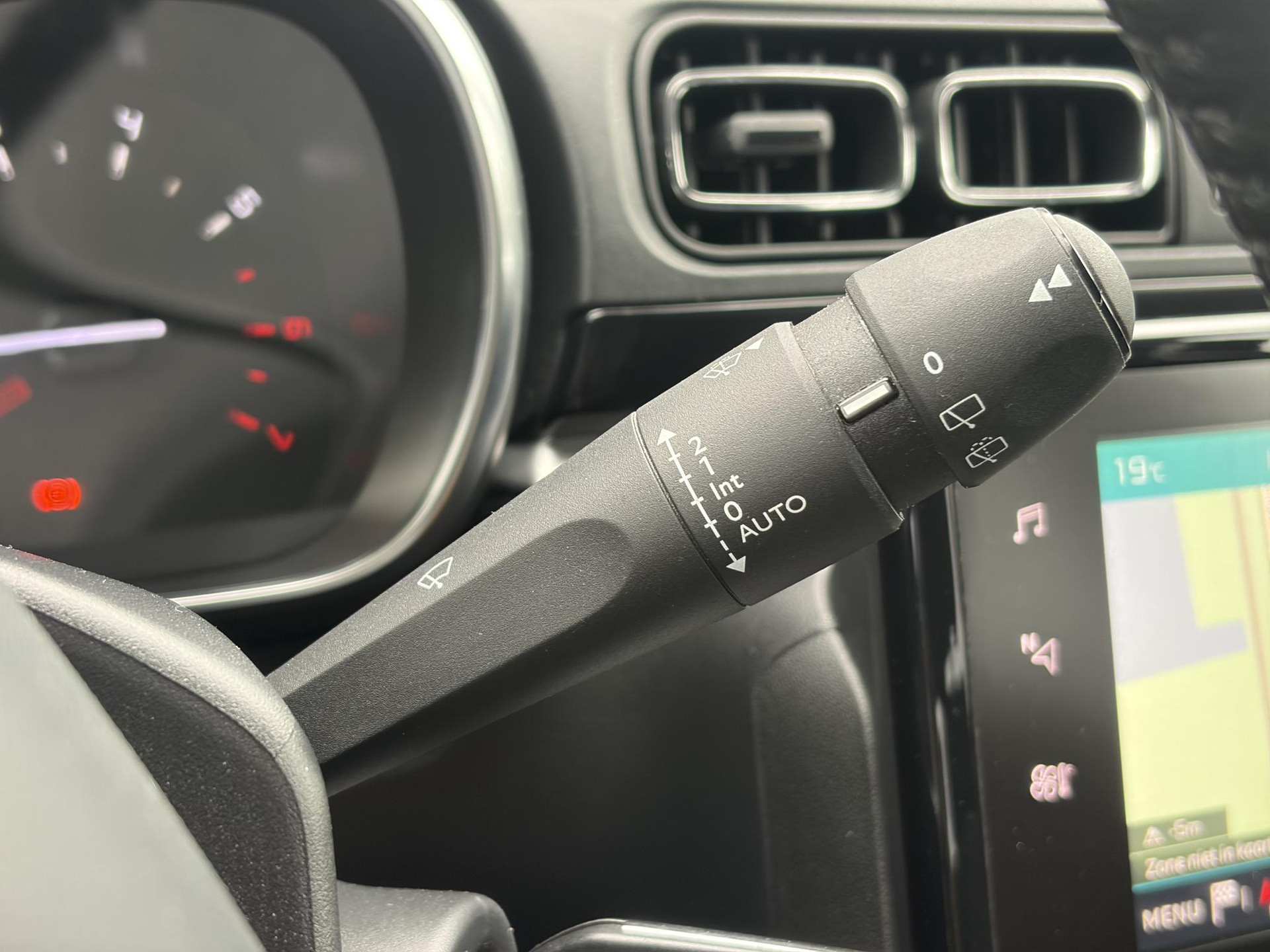 Citroen C3 1.2 PureTech S&S Shine D-riem vv in 02-2025 l 1e Eigenaar l Dealer Onderhouden l 110pk l Navi l Camera l Carplay l Clima l Cruise l Lm velgen l 6 Bak l Rijstrooksensor l Pdc l N.A.P l Apk tot 03-2027