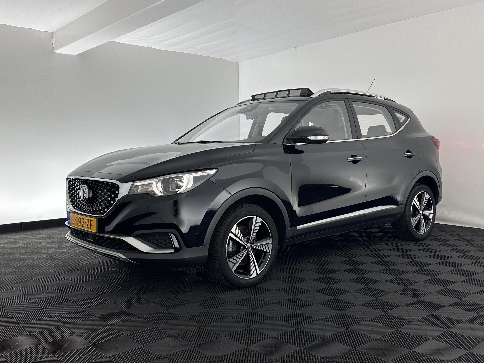 MG ZS EV Luxury 45 kWh {SOH-90%} (INCL-BTW) Aut. *PANO | LEATHER | CCS-FASTLOADER | KEYLESS | NAVI-FULLMAP | ADAPTIVE-CRUISE | CAMERA | HEATED-SPORTSEATS | CARPLAY | BLINDSPOT | DAB | LANE-ASSIST | 17''ALU*